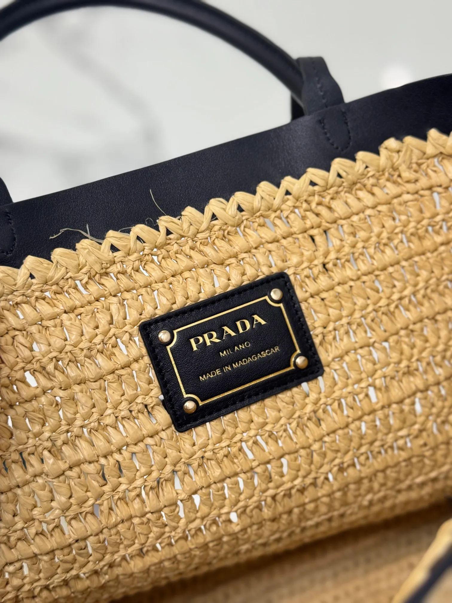 💰1700 (Large) New straw tote bag, this modern and sophisticated tote bag combines crochet craftsmanship and leather details to create a summer atmosphere. Double cowhide handles can be used as a handbag or shoulder bag, and the front is decorated with a contrasting embroidered letter logo for added recognition. The exquisite woven bag body exudes a strong spring and summer atmosphere~ It can give an unparalleled high-end texture simply by carrying it. It has large space capacity and is a classic hot style. Size: 32×29×15cm Style number: 1BG499