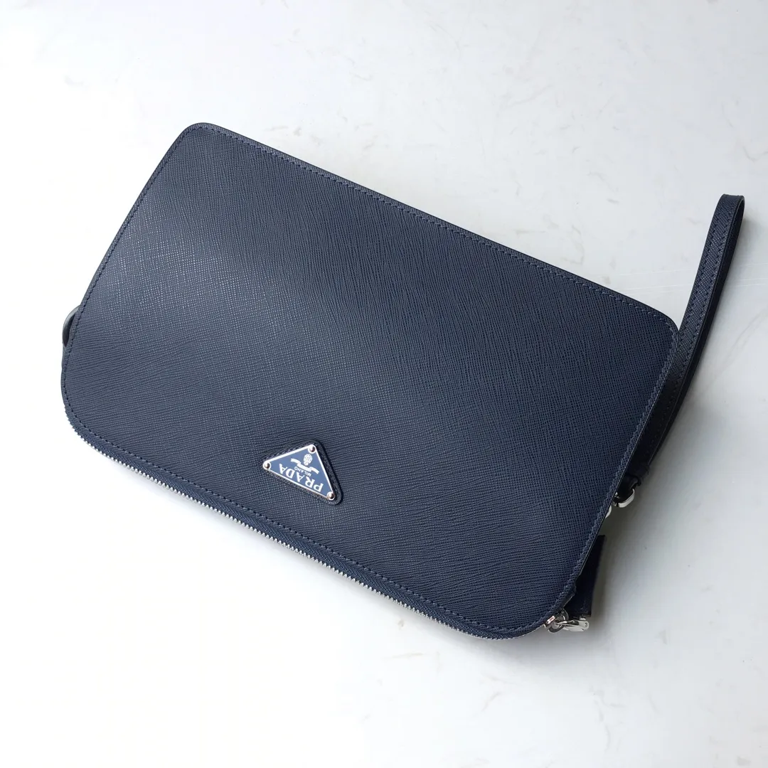 💰1020🎉New handbag🎉2VF056 men's handbag🎉🎉Made of imported Saffiano leather men's handbag decorated with classic triangle logo, back strap and detachable side straps to meet usage needs. It is a men's handbag that combines classic and trendy designs. Another men’s handbag that never goes out of style👍👍Length 26.5x Height 17x Bottom 5cm