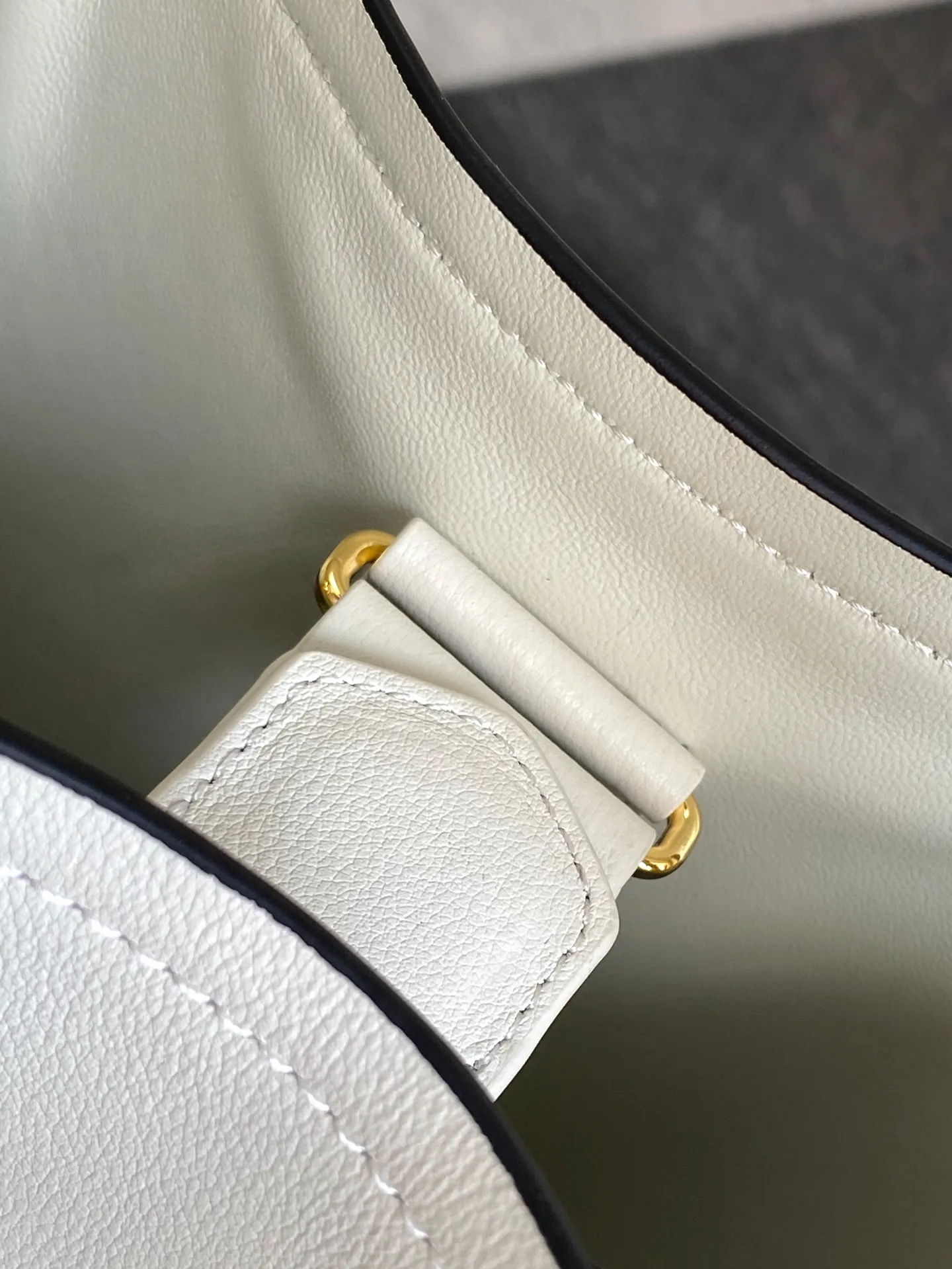 💰1500, new style✨✨ This leather handbag has soft lines and exquisite design, highlighting the classic style and handmade details. Practical and versatile, it features an enameled triangle metal logo for added recognition. Leather handle with 28 cm drop. Detachable keychain. Metal hardware. Enameled triangular metal logo on the front. Magnetic closure. Nappa leather lining with center pocket. Model number: 1BE080. Size: 22.5x21.5x13cm.
