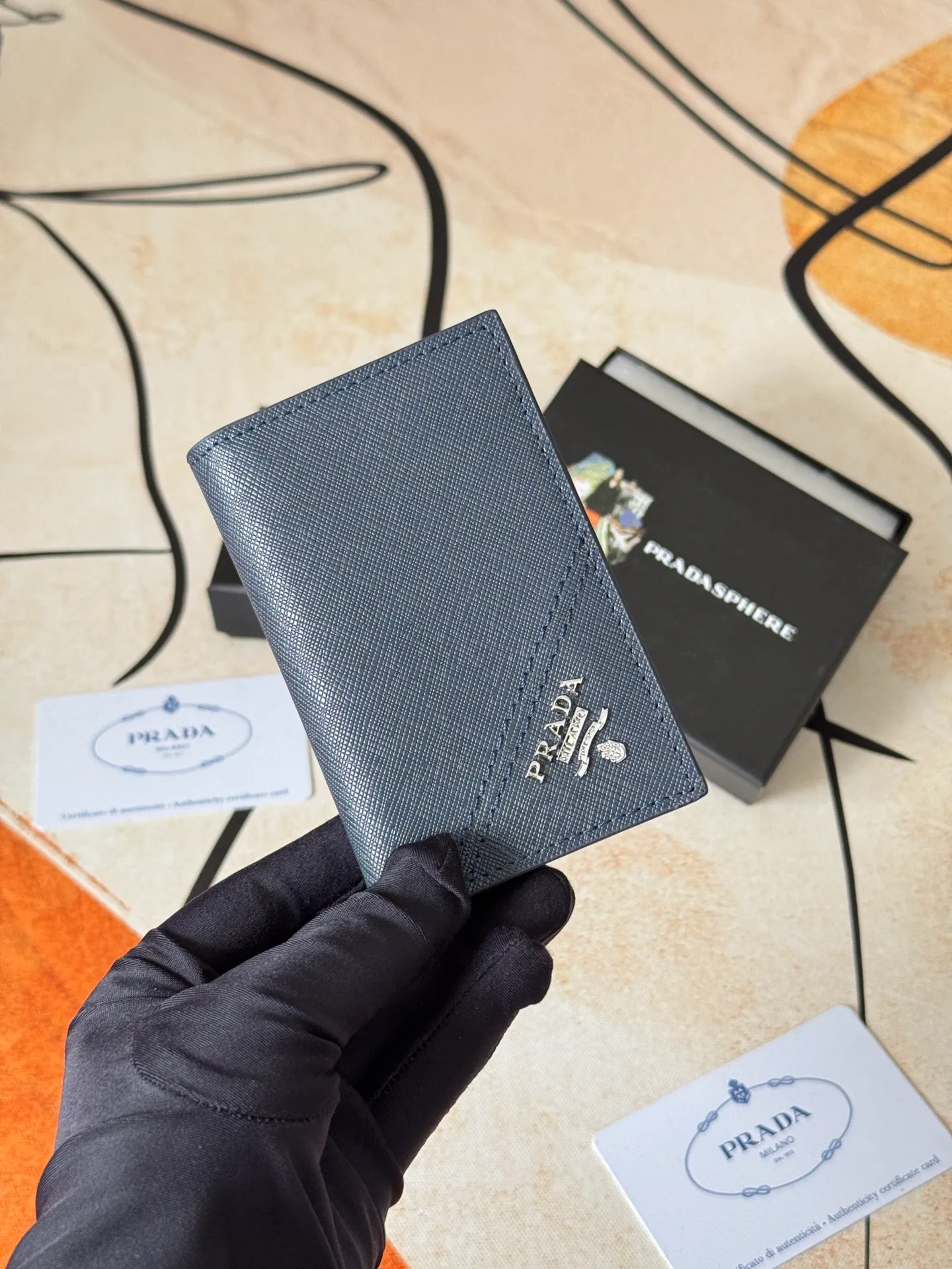 💰120💰prada cross pattern unisex card holder, can be placed in pockets, bags, and can be held in hand, made of cross pattern imported calfskin, pocket card holder, can hold change, 6 card slots, simple and elegant fashion trend. Model 2MC101, color as shown in the picture, size 11×7cm,