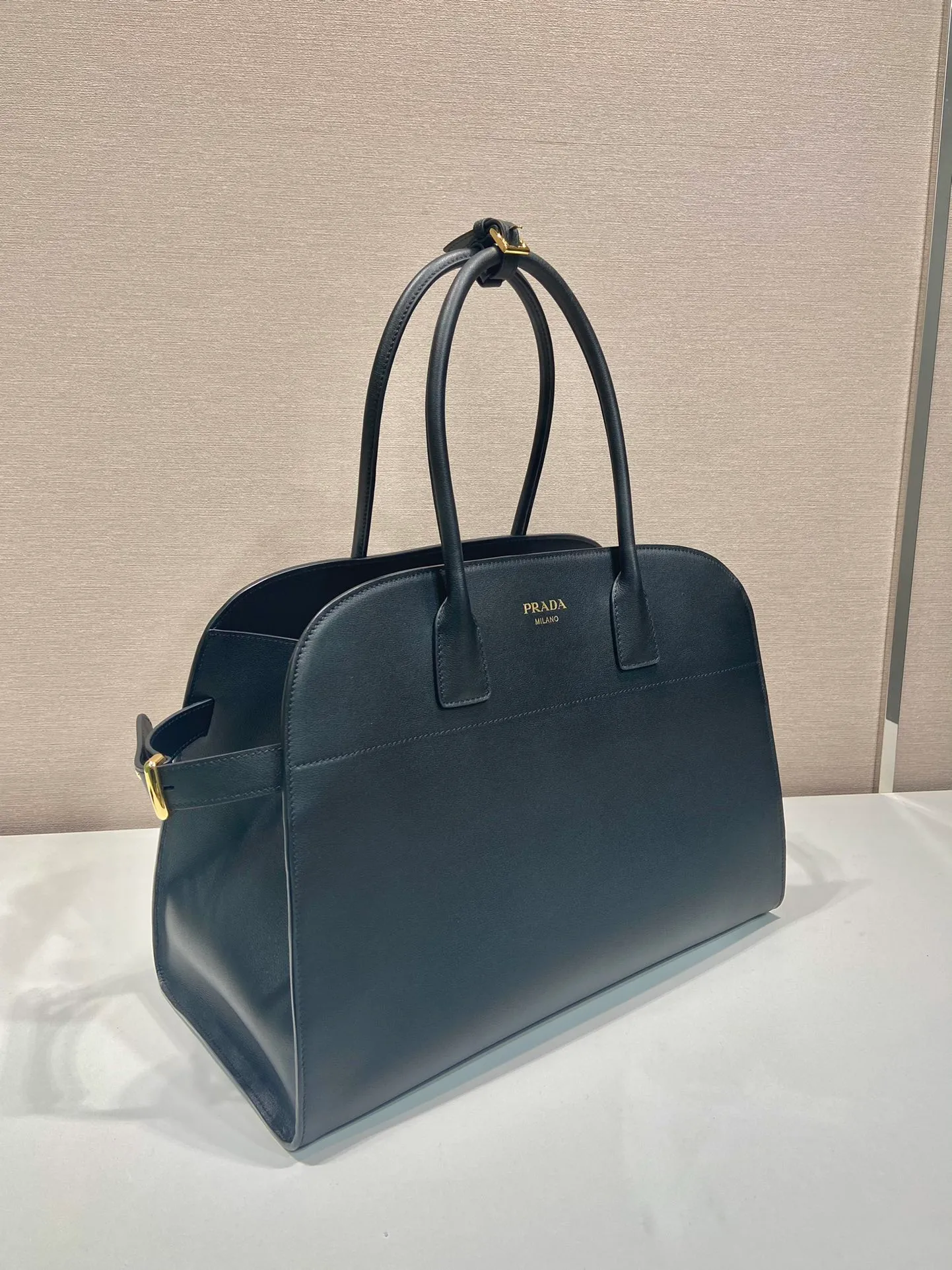 💰2040🎉New Tote Bag🎉1BG508 New Product🎉🎉 This tote bag has a crisp silhouette, exuding modernity and elegance. It has ample capacity and a convenient large opening. The soft grained leather outlines stylish and simple lines. This functional accessory combines simple yet refined details and is a vivid expression of the savoir-faire of the brand's craftsmen. Embellished with gleaming metal hardware and an elegant lettering logo, the bag's sophisticated simplicity is highlighted. Hurry up and get it🎉🎉 Length 40x Height 29x Bottom 20cm🎉🎉🎉👏👏👏