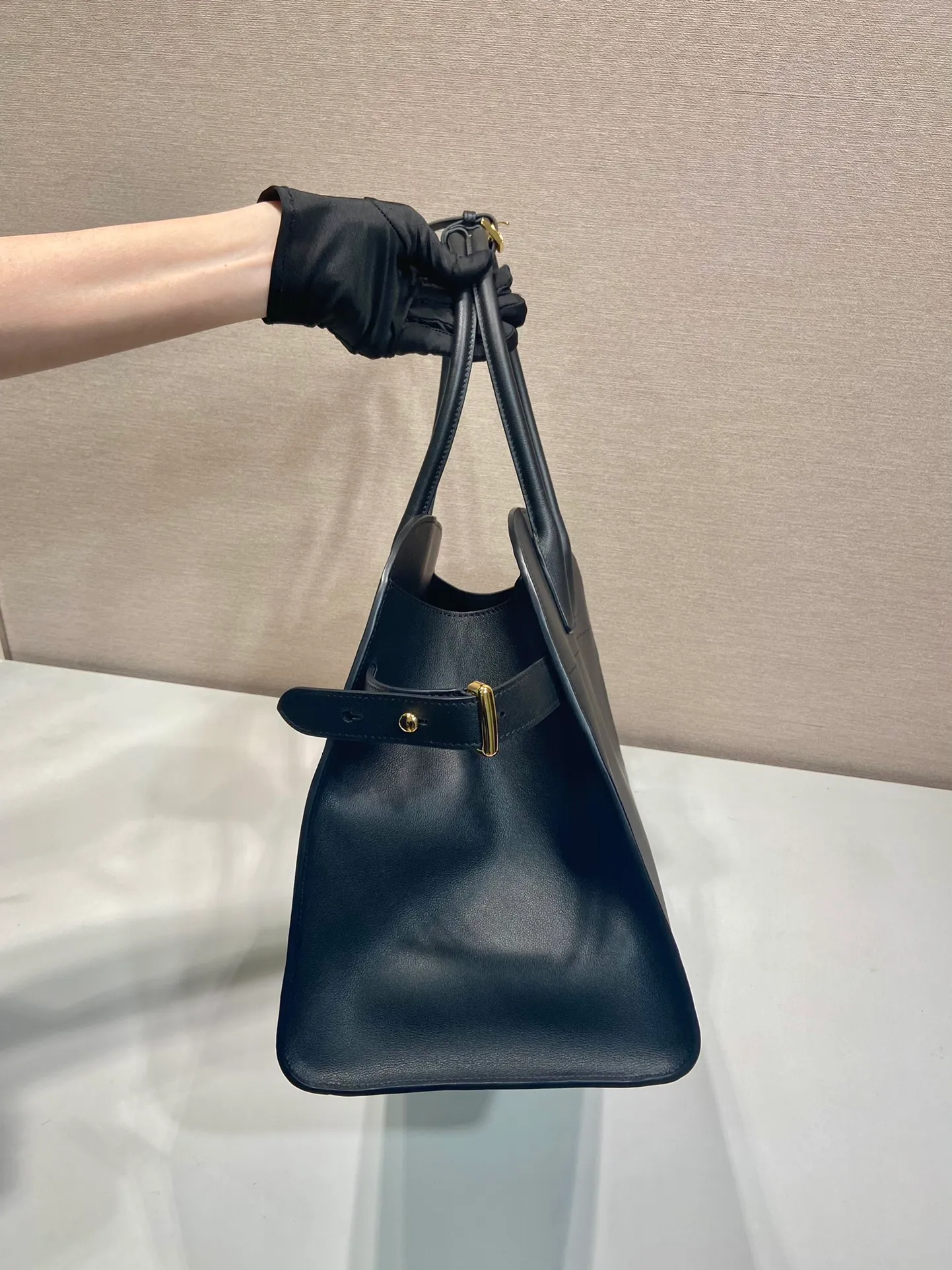 💰2040🎉New Tote Bag🎉1BG508 New Product🎉🎉 This tote bag has a crisp silhouette, exuding modernity and elegance. It has ample capacity and a convenient large opening. The soft grained leather outlines stylish and simple lines. This functional accessory combines simple yet refined details and is a vivid expression of the savoir-faire of the brand's craftsmen. Embellished with gleaming metal hardware and an elegant lettering logo, the bag's sophisticated simplicity is highlighted. Hurry up and get it🎉🎉 Length 40x Height 29x Bottom 20cm🎉🎉🎉👏👏👏