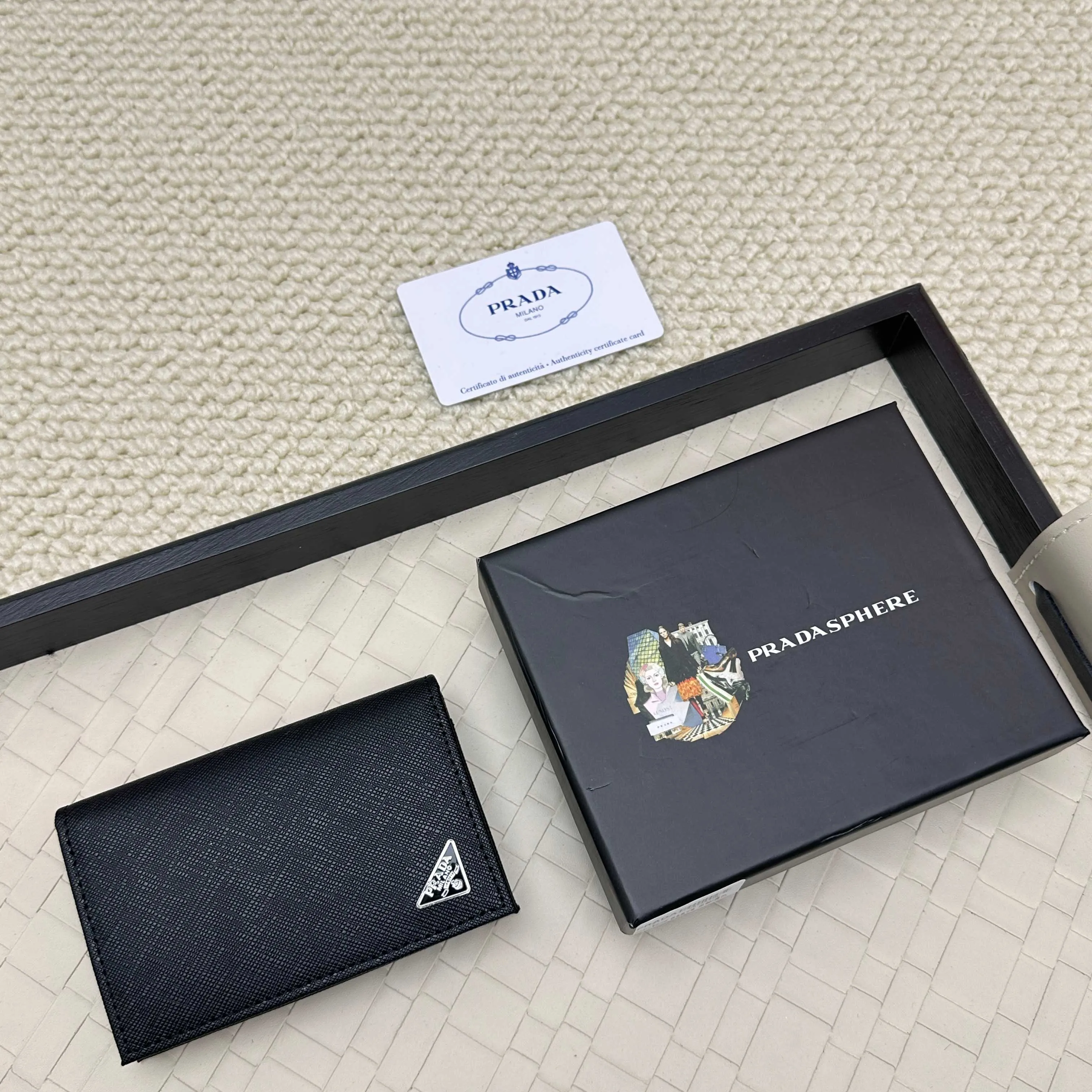 💰120 PRADA’s popular men’s card holder💼The latest style at the counter, synchronized with the official website, genuine development, model 2MC122#. Color/picture, real shot 💋 Italian top-quality original single cross-grain cowhide with excellent texture, threaded lining and imported white steel hardware accessories! Exquisite wiring, even and neat lines, smooth oil edges, size: 11cm long, 6.5cm high