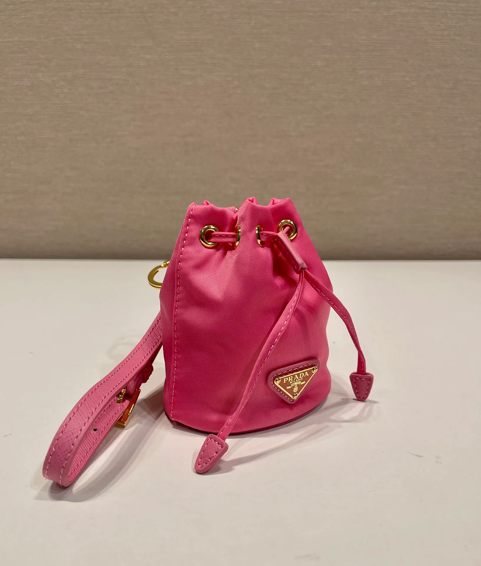 💰380🎉mini bucket bag🎉1TT202 new product🎉🎉 This bucket-shaped mini bag is made of Re-Nylon, with a drawstring design at the mouth, and exquisite details such as leather wristbands and gold-plated hardware. The capacity is large, and cards/car keys🔑/lipstick💄 are all no problem. The mini bucket bag you have been longing for has arrived👏👏 Length 8.5x Height 10.5cm🎉🎉🎉👏👏👏