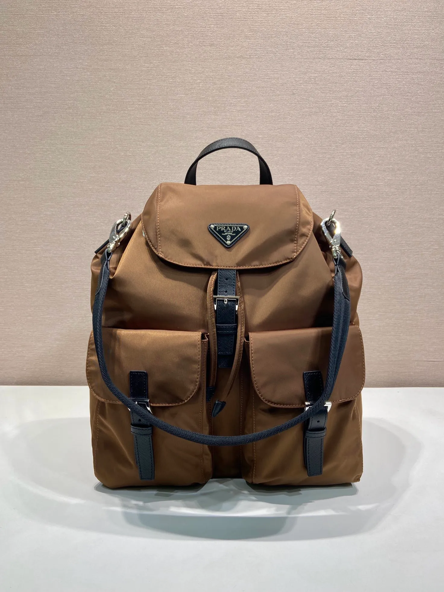 💰1360🎉New Backpack🎉2VZ110A Gold Brown🎉🎉 This Re-Nylon backpack is designed with classic nylon fabric, top-grade hardware, and integrated with innovative and practical elements, presenting a refined and timeless style. Equipped with a detachable shoulder strap, it can be used interchangeably on different occasions. The upper body effect is very fashionable and elegant, and it is a popular style that will never go out of style🎉Hurry up and get it🎉🎉 Length 34x Height 39x Bottom 15cm🎉🎉🎉🎉👏👏👏