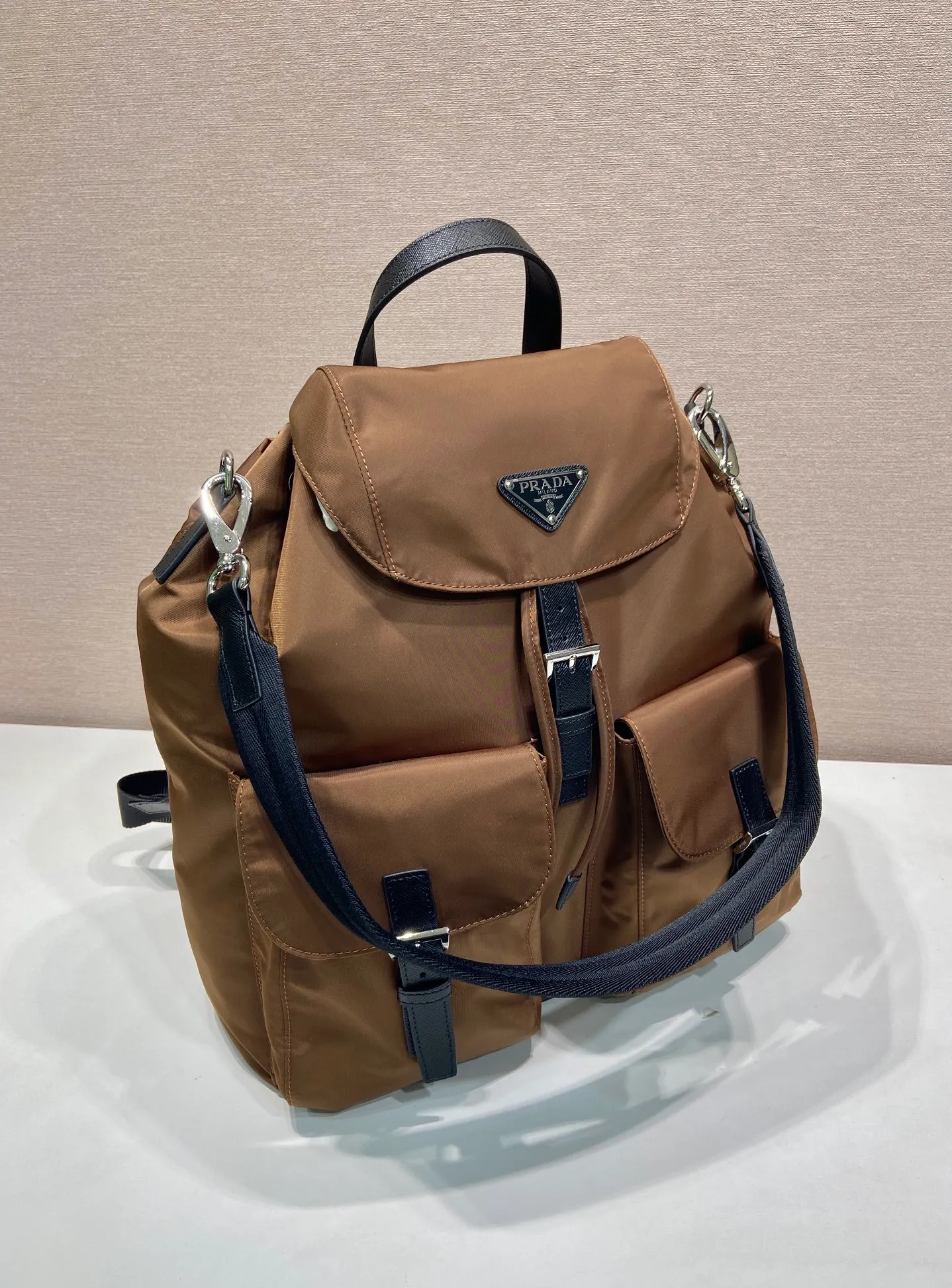 💰1360🎉New Backpack🎉2VZ110A Gold Brown🎉🎉 This Re-Nylon backpack is designed with classic nylon fabric, top-grade hardware, and integrated with innovative and practical elements, presenting a refined and timeless style. Equipped with a detachable shoulder strap, it can be used interchangeably on different occasions. The upper body effect is very fashionable and elegant, and it is a popular style that will never go out of style🎉Hurry up and get it🎉🎉 Length 34x Height 39x Bottom 15cm🎉🎉🎉🎉👏👏👏