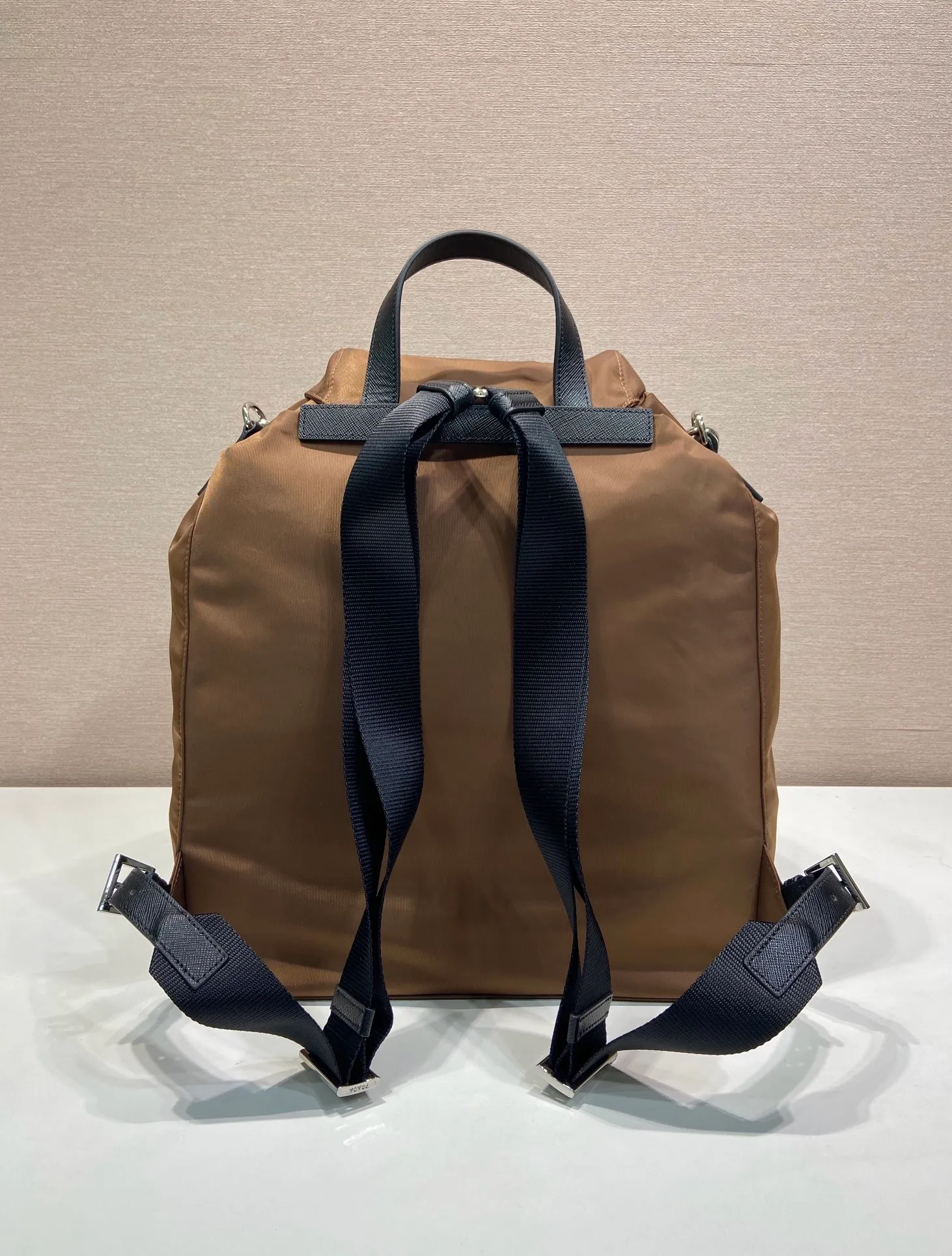 💰1360🎉New Backpack🎉2VZ110A Gold Brown🎉🎉 This Re-Nylon backpack is designed with classic nylon fabric, top-grade hardware, and integrated with innovative and practical elements, presenting a refined and timeless style. Equipped with a detachable shoulder strap, it can be used interchangeably on different occasions. The upper body effect is very fashionable and elegant, and it is a popular style that will never go out of style🎉Hurry up and get it🎉🎉 Length 34x Height 39x Bottom 15cm🎉🎉🎉🎉👏👏👏