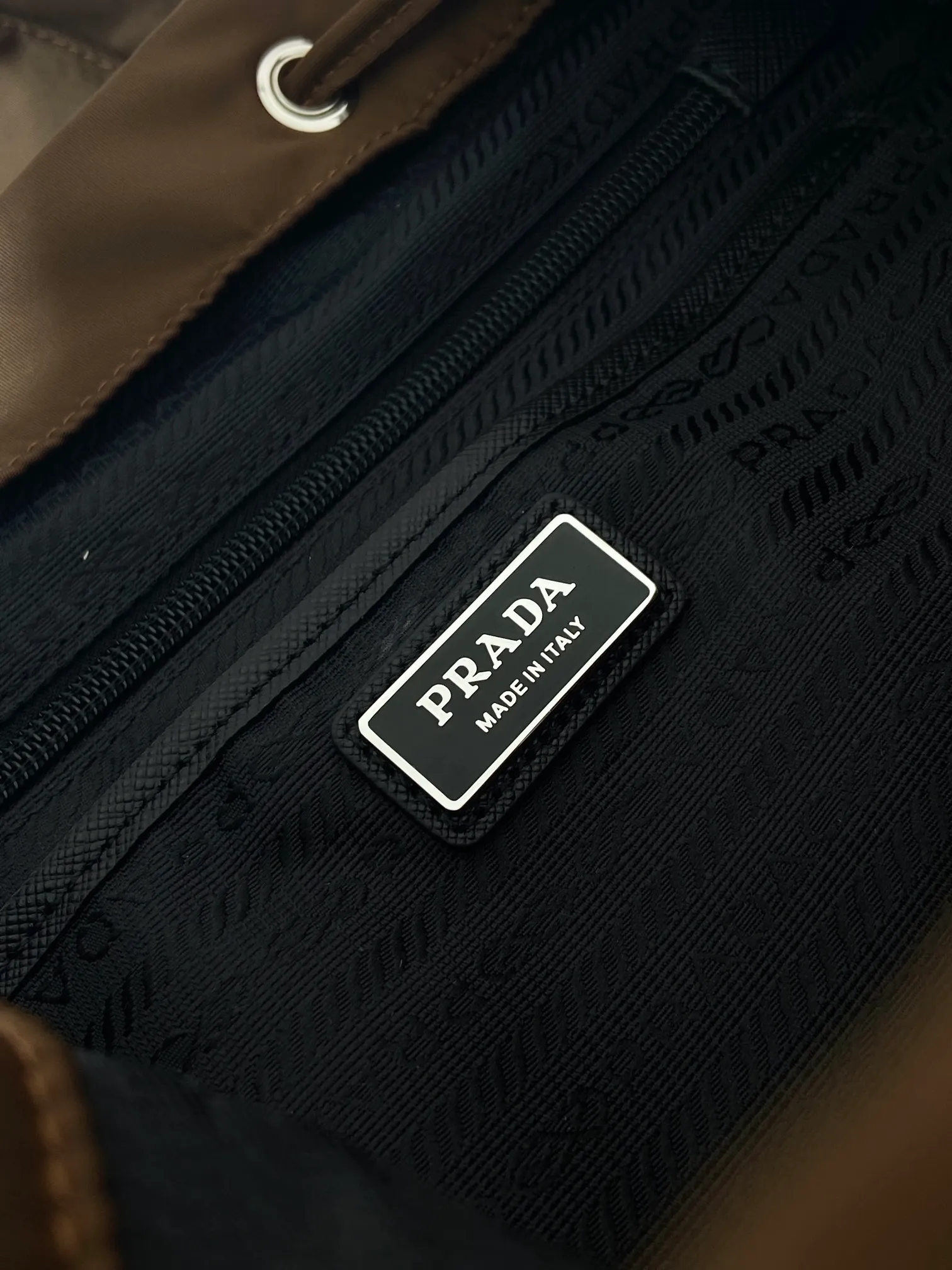 💰1360🎉New Backpack🎉2VZ110A Gold Brown🎉🎉 This Re-Nylon backpack is designed with classic nylon fabric, top-grade hardware, and integrated with innovative and practical elements, presenting a refined and timeless style. Equipped with a detachable shoulder strap, it can be used interchangeably on different occasions. The upper body effect is very fashionable and elegant, and it is a popular style that will never go out of style🎉Hurry up and get it🎉🎉 Length 34x Height 39x Bottom 15cm🎉🎉🎉🎉👏👏👏