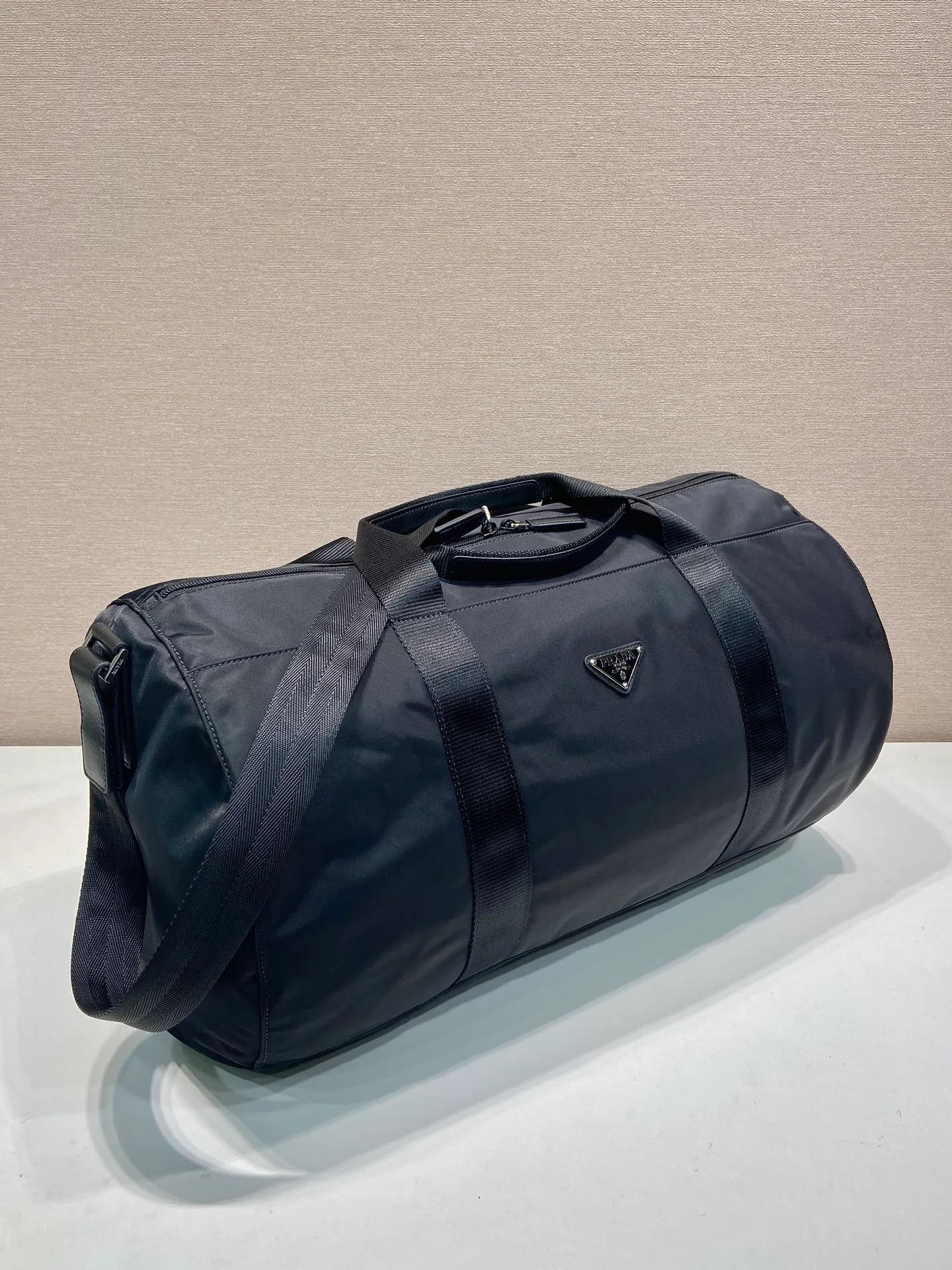 💰1320🔆New travel bag🔆2VC015A🤙🤙 This travel bag is made of imported parachute fabric👏🏻👏🏻, top-grade hardware🤙🤙This unique travel bag is full of modern design, and the body of the bag is decorated with the iconic triangular metal logo. The upper body rendering is very casual, fashionable and elegant, light and practical, a must-have for travel👏🏻👏🏻Length 49x29x Height x Bottom 26cm🤙🤙🤙💰💰💰