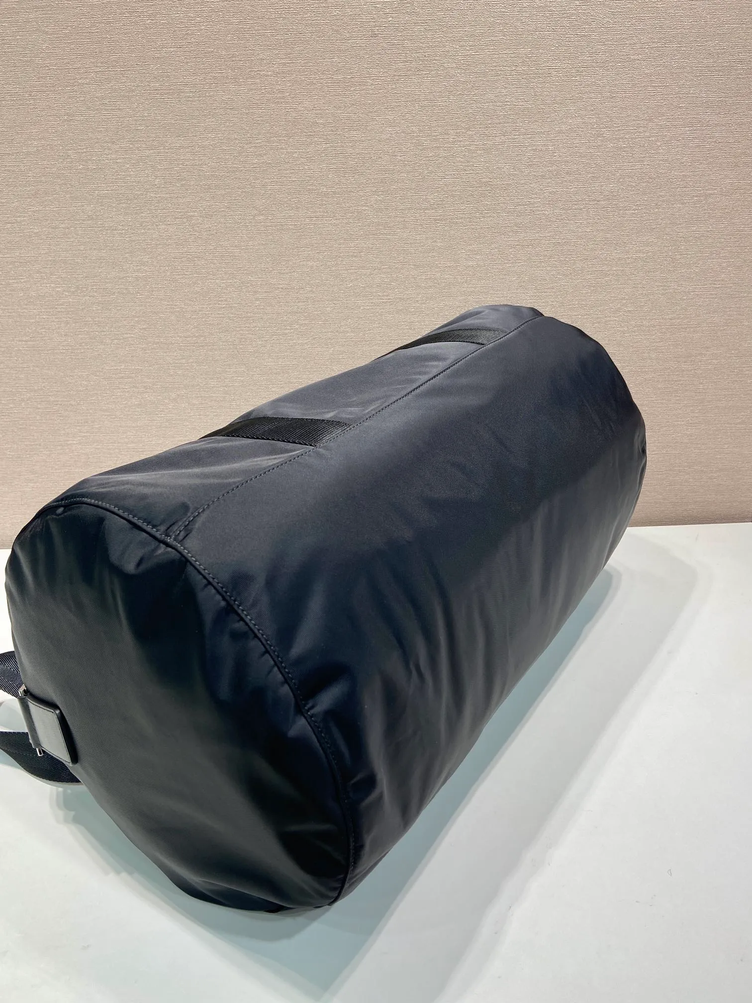 💰1320🔆New travel bag🔆2VC015A🤙🤙 This travel bag is made of imported parachute fabric👏🏻👏🏻, top-grade hardware🤙🤙This unique travel bag is full of modern design, and the body of the bag is decorated with the iconic triangular metal logo. The upper body rendering is very casual, fashionable and elegant, light and practical, a must-have for travel👏🏻👏🏻Length 49x29x Height x Bottom 26cm🤙🤙🤙💰💰💰