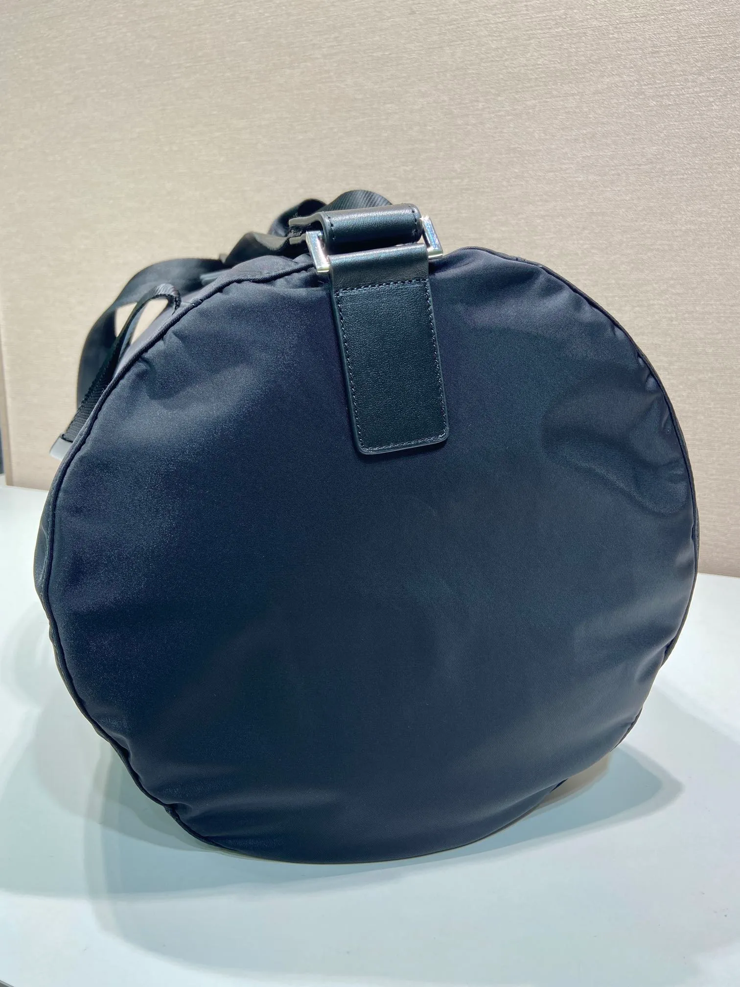 💰1320🔆New travel bag🔆2VC015A🤙🤙 This travel bag is made of imported parachute fabric👏🏻👏🏻, top-grade hardware🤙🤙This unique travel bag is full of modern design, and the body of the bag is decorated with the iconic triangular metal logo. The upper body rendering is very casual, fashionable and elegant, light and practical, a must-have for travel👏🏻👏🏻Length 49x29x Height x Bottom 26cm🤙🤙🤙💰💰💰