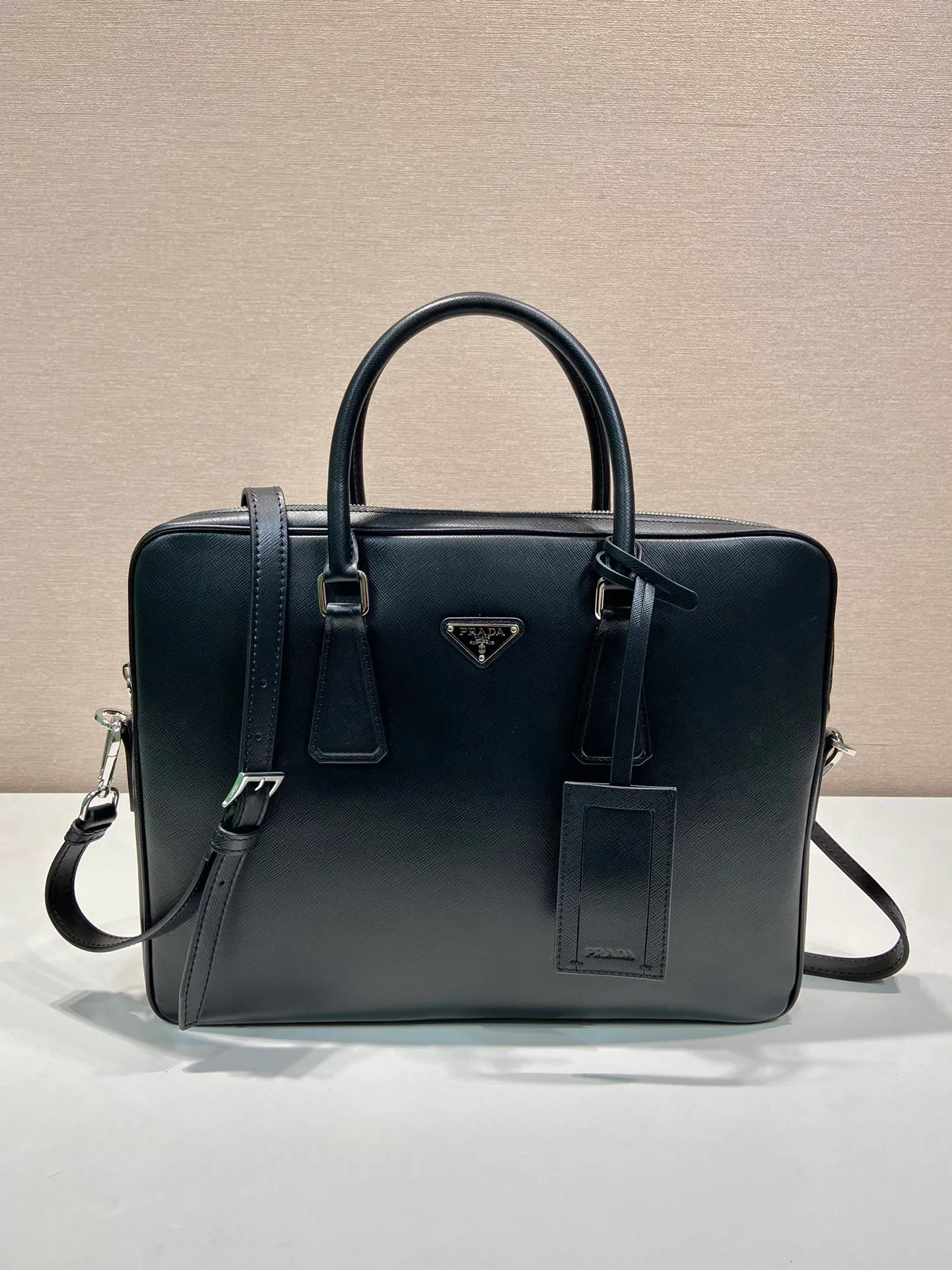 💰1840, P's new model 0368 is out of stock, bottom width is 3.5cm👻👻👻, synchronized with counters, lightweight + ultra-thin + practical, the style that men have always requested, top quality, 175 OEM code, length 37x height 28x base width 3.5cm.