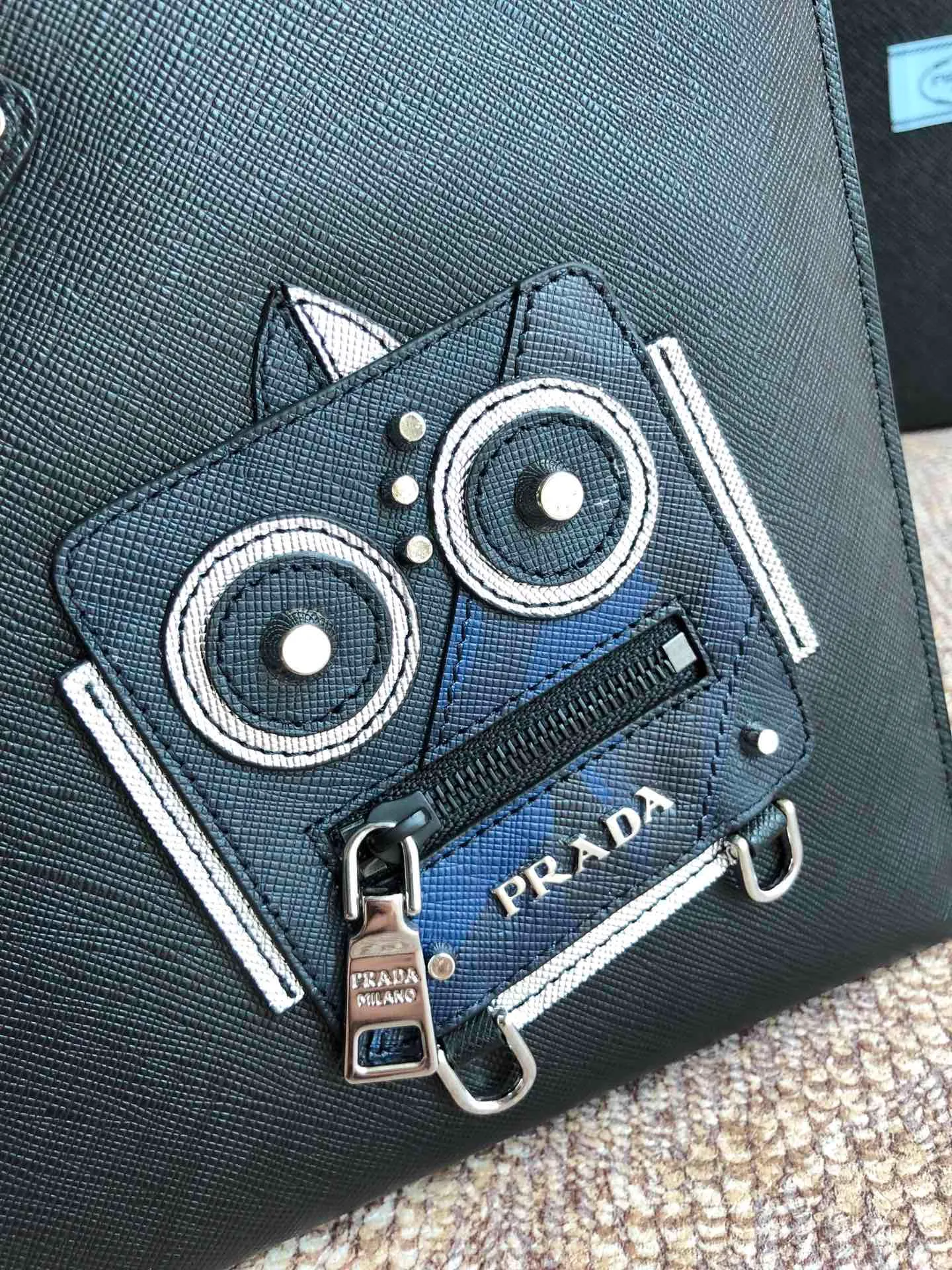 💰920, a new handbag from P family🎉🎉🎉, 2VG005 black with blue, made of imported cross-grain cowhide + complex color matching handbag, imported sheepskin inside, 175 OEM code, a unique handbag🎉🎉🎉Length 28xH 18cm💪💪💪[Red envelope][Red envelope][Red envelope]