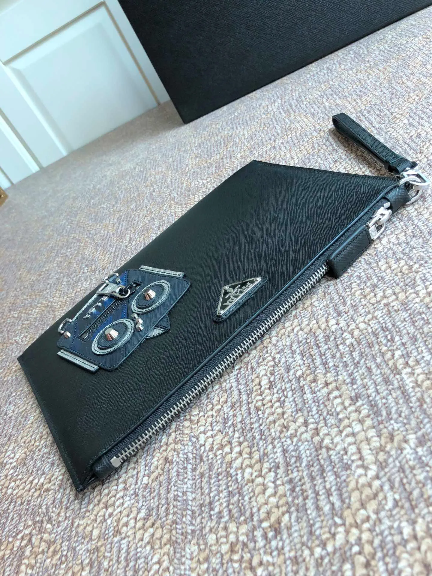 💰920, a new handbag from P family🎉🎉🎉, 2VG005 black with blue, made of imported cross-grain cowhide + complex color matching handbag, imported sheepskin inside, 175 OEM code, a unique handbag🎉🎉🎉Length 28xH 18cm💪💪💪[Red envelope][Red envelope][Red envelope]