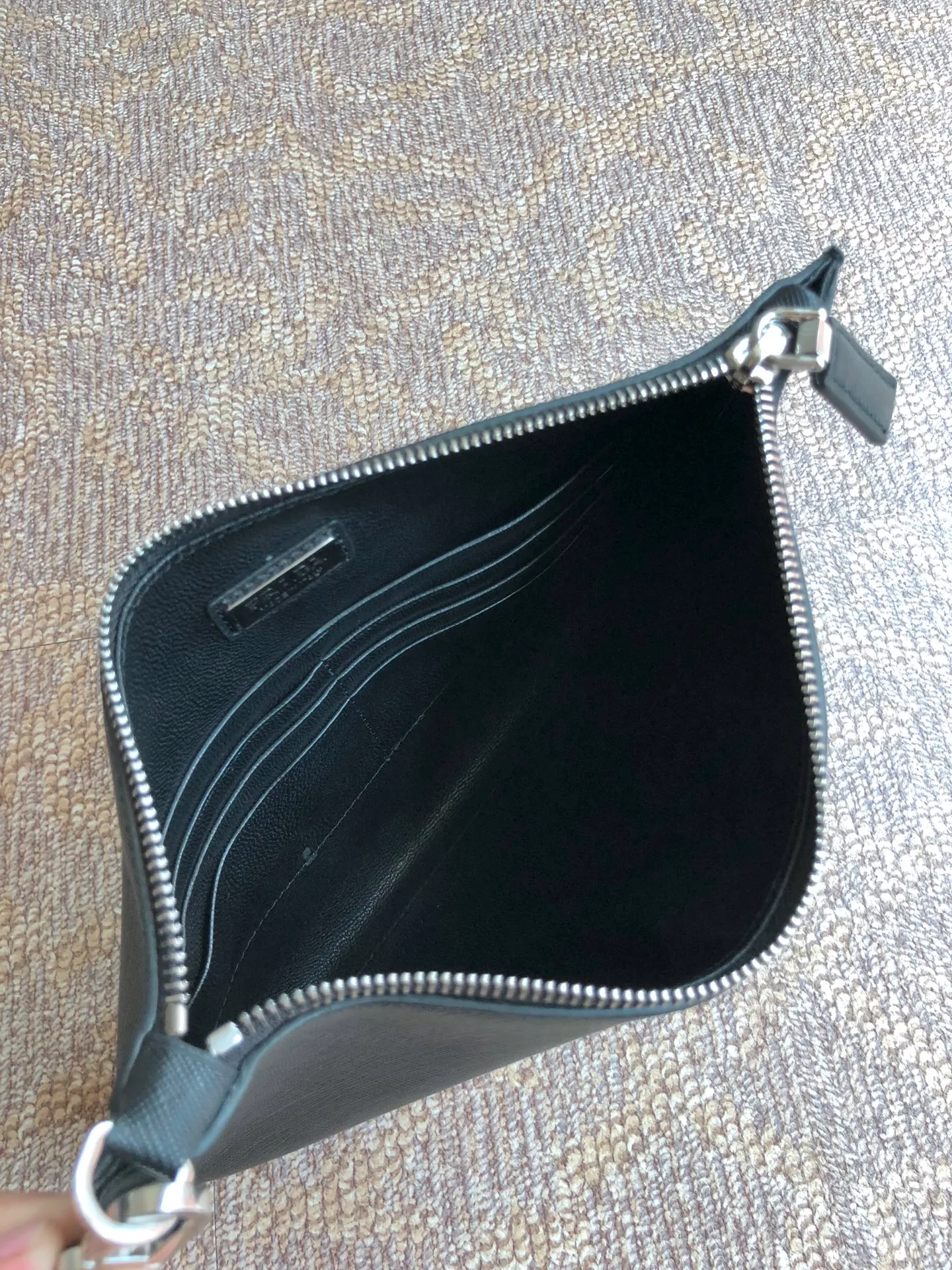 💰920, a new handbag from P family🎉🎉🎉, 2VG005 black with blue, made of imported cross-grain cowhide + complex color matching handbag, imported sheepskin inside, 175 OEM code, a unique handbag🎉🎉🎉Length 28xH 18cm💪💪💪[Red envelope][Red envelope][Red envelope]