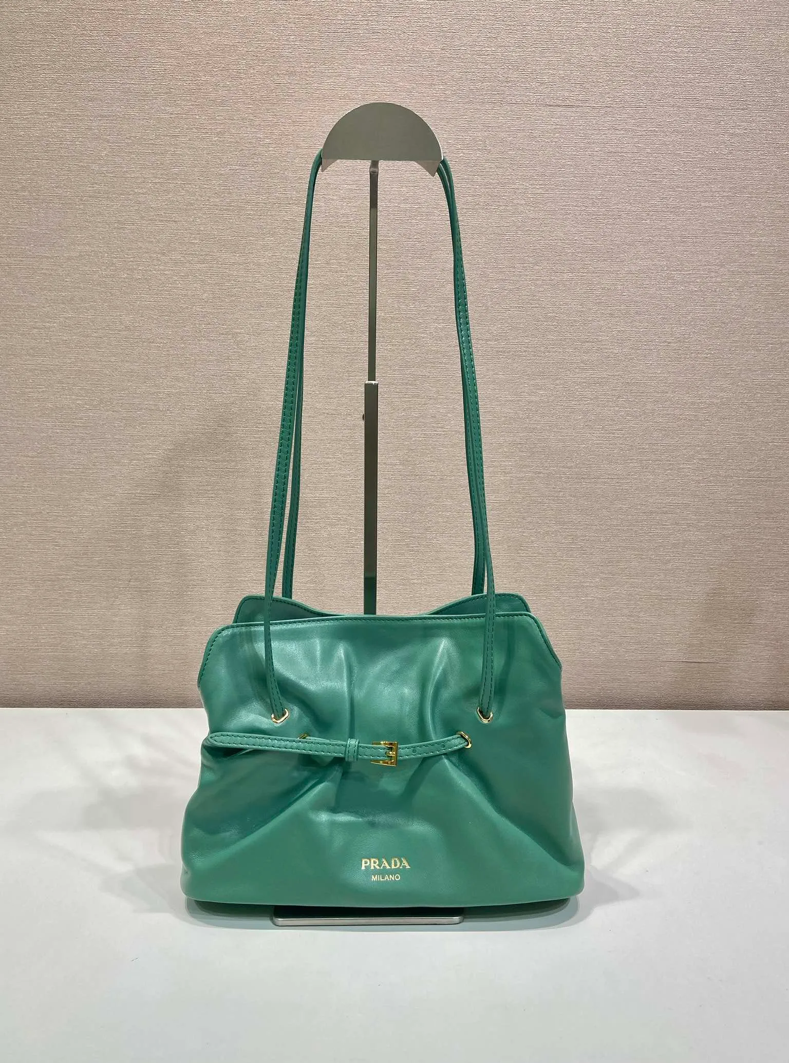 💰1500🎉New arrival cloud bag🎉1BG586🎉🎉 This one-shoulder cloud bag is made of imported sheepskin, and the interior is made of imported sheepskin. It feels very soft and comfortable👍👍The middle compartment pocket is designed with a suction buckle, top-grade hardware, and the upper body effect is very nice and fashionable😘😘. It has large capacity and is a timeless hot item🎉worth owning🎉🎉 Length 25x Height 17.5x Bottom 11.5cm🎉🎉🎉💰💰💰