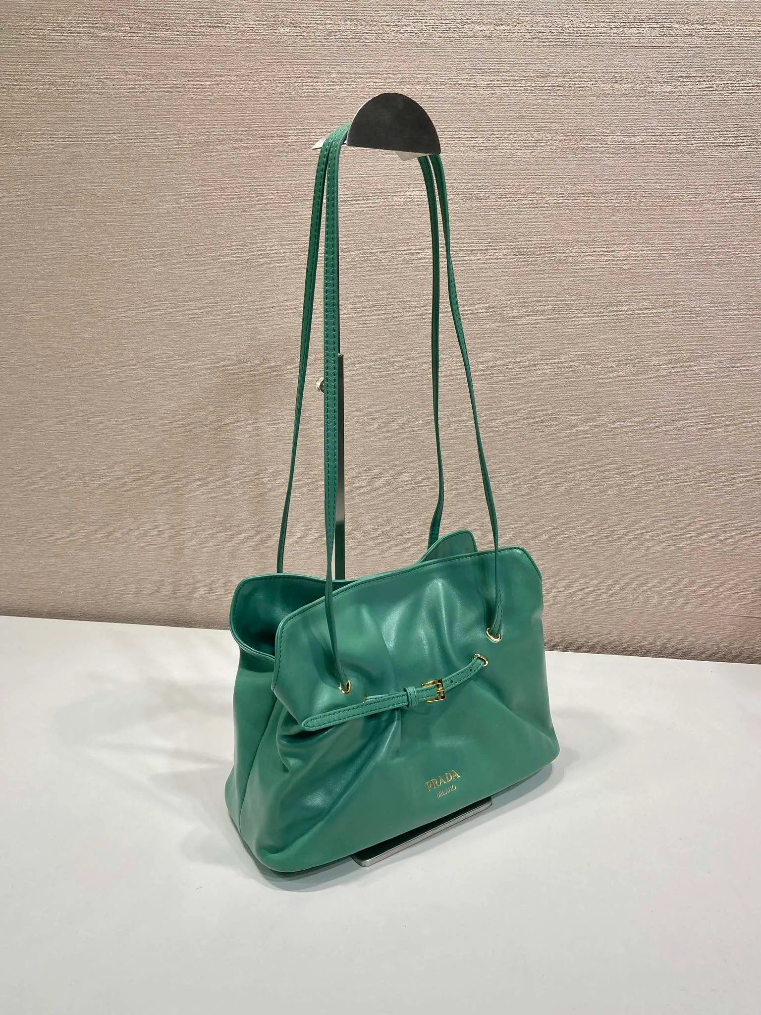 💰1500🎉New arrival cloud bag🎉1BG586🎉🎉 This one-shoulder cloud bag is made of imported sheepskin, and the interior is made of imported sheepskin. It feels very soft and comfortable👍👍The middle compartment pocket is designed with a suction buckle, top-grade hardware, and the upper body effect is very nice and fashionable😘😘. It has large capacity and is a timeless hot item🎉worth owning🎉🎉 Length 25x Height 17.5x Bottom 11.5cm🎉🎉🎉💰💰💰