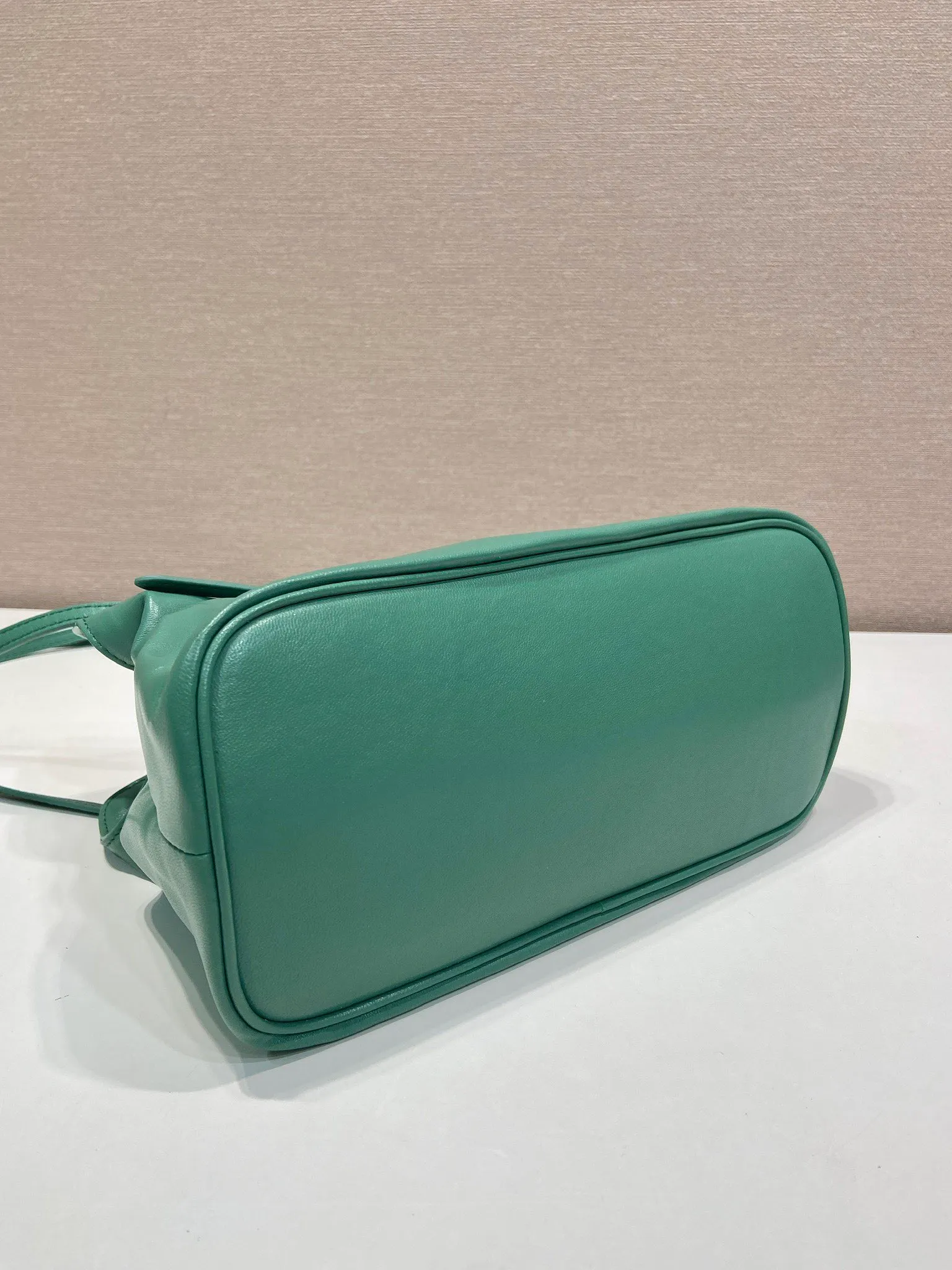 💰1500🎉New arrival cloud bag🎉1BG586🎉🎉 This one-shoulder cloud bag is made of imported sheepskin, and the interior is made of imported sheepskin. It feels very soft and comfortable👍👍The middle compartment pocket is designed with a suction buckle, top-grade hardware, and the upper body effect is very nice and fashionable😘😘. It has large capacity and is a timeless hot item🎉worth owning🎉🎉 Length 25x Height 17.5x Bottom 11.5cm🎉🎉🎉💰💰💰
