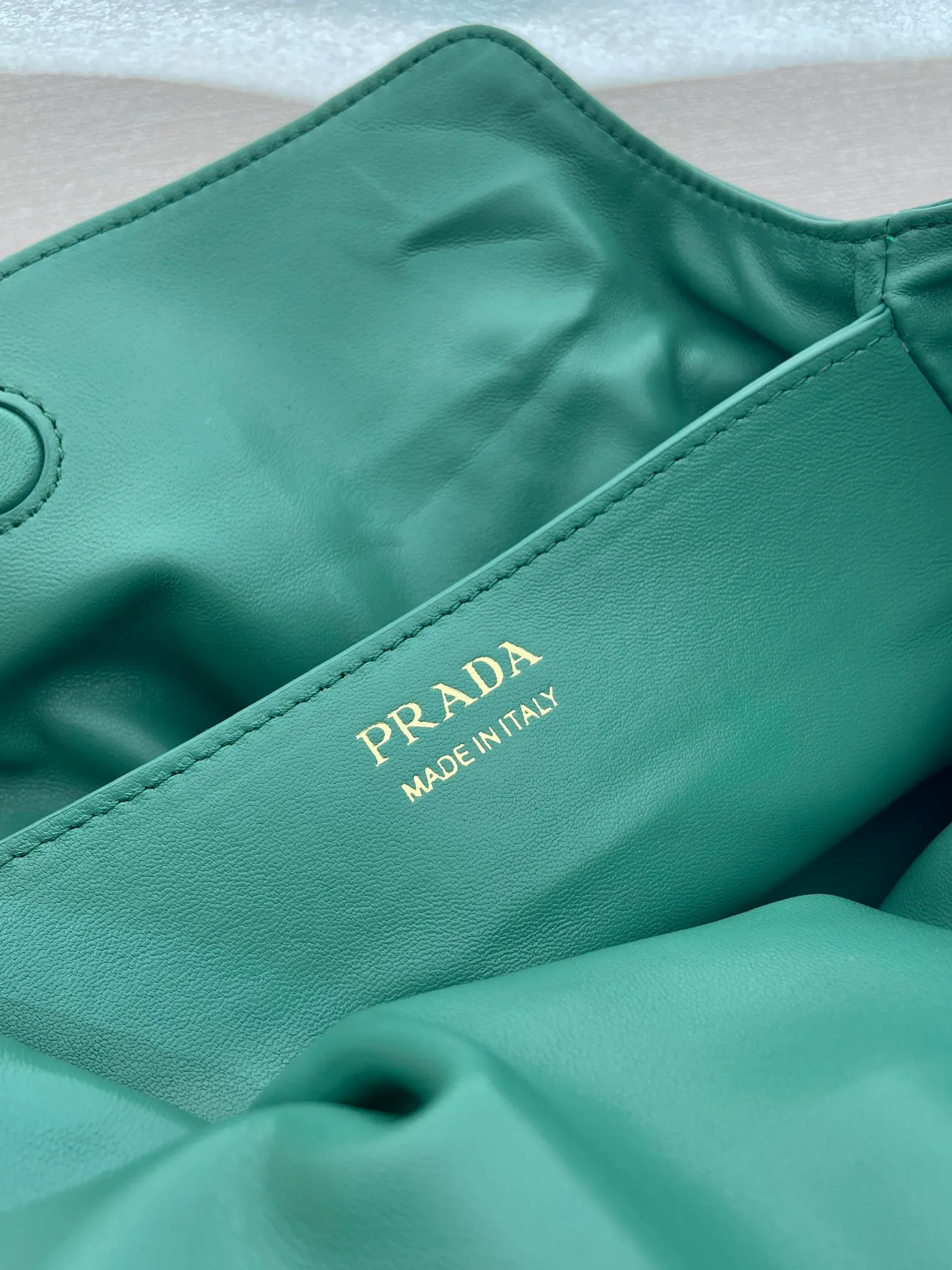 💰1500🎉New arrival cloud bag🎉1BG586🎉🎉 This one-shoulder cloud bag is made of imported sheepskin, and the interior is made of imported sheepskin. It feels very soft and comfortable👍👍The middle compartment pocket is designed with a suction buckle, top-grade hardware, and the upper body effect is very nice and fashionable😘😘. It has large capacity and is a timeless hot item🎉worth owning🎉🎉 Length 25x Height 17.5x Bottom 11.5cm🎉🎉🎉💰💰💰
