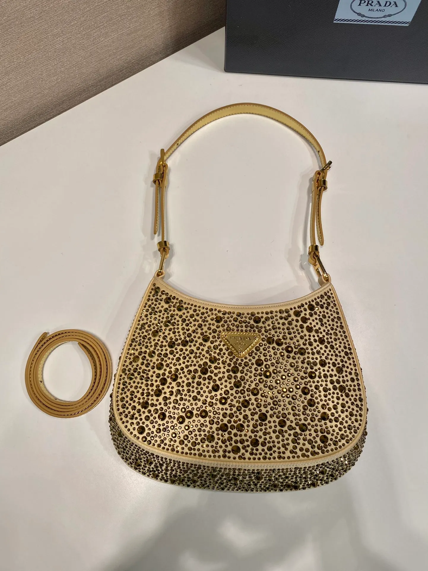 💰1260🎉Gypsophila underarm bag🎉1BC169 😘😘2023 Gold This Cleo satin handbag is covered with sparkling imported crystals of different sizes. It has two adjustable and interchangeable cowhide shoulder straps for easy shoulder/cross-body design, giving it a refined charm. The retro curved silhouette is unique. This gypsophila underbelly bag appears to be more feminine, elegant and modern. So beautiful😘Everywhere you go, you will turn heads👏Hurry up and get it😘😘 Length 22x height 18.5x base 4.5cm👏👏👏🎉🎉🎉