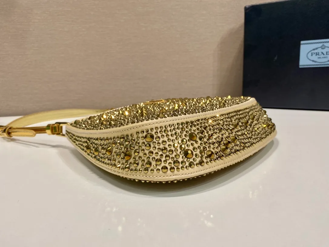 💰1260🎉Gypsophila underarm bag🎉1BC169 😘😘2023 Gold This Cleo satin handbag is covered with sparkling imported crystals of different sizes. It has two adjustable and interchangeable cowhide shoulder straps for easy shoulder/cross-body design, giving it a refined charm. The retro curved silhouette is unique. This gypsophila underbelly bag appears to be more feminine, elegant and modern. So beautiful😘Everywhere you go, you will turn heads👏Hurry up and get it😘😘 Length 22x height 18.5x base 4.5cm👏👏👏🎉🎉🎉