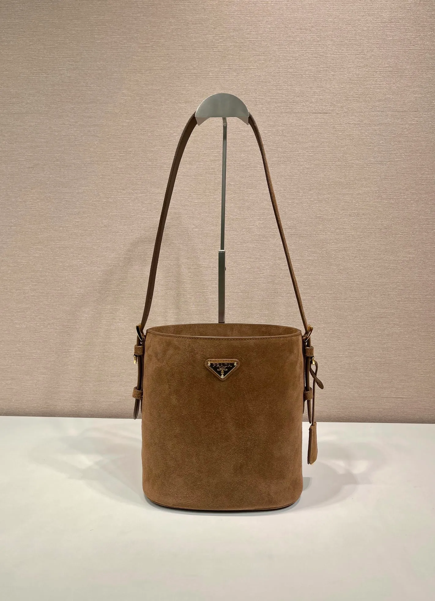 💰1440🎉New bucket bag🎉1BE078 suede leather🎉🎉 This flexible and easy-to-wear bucket bag has a minimalist design and is made of soft suede leather. The shoulder straps are adjustable and equipped with imported sheepskin inside. It has a large space and the upper body effect is fashionable. It is a must-have in winter and is worth owning👏👏👏 Length 22x Height 22x Bottom 13cm🎉🎉🎉👏👏👏