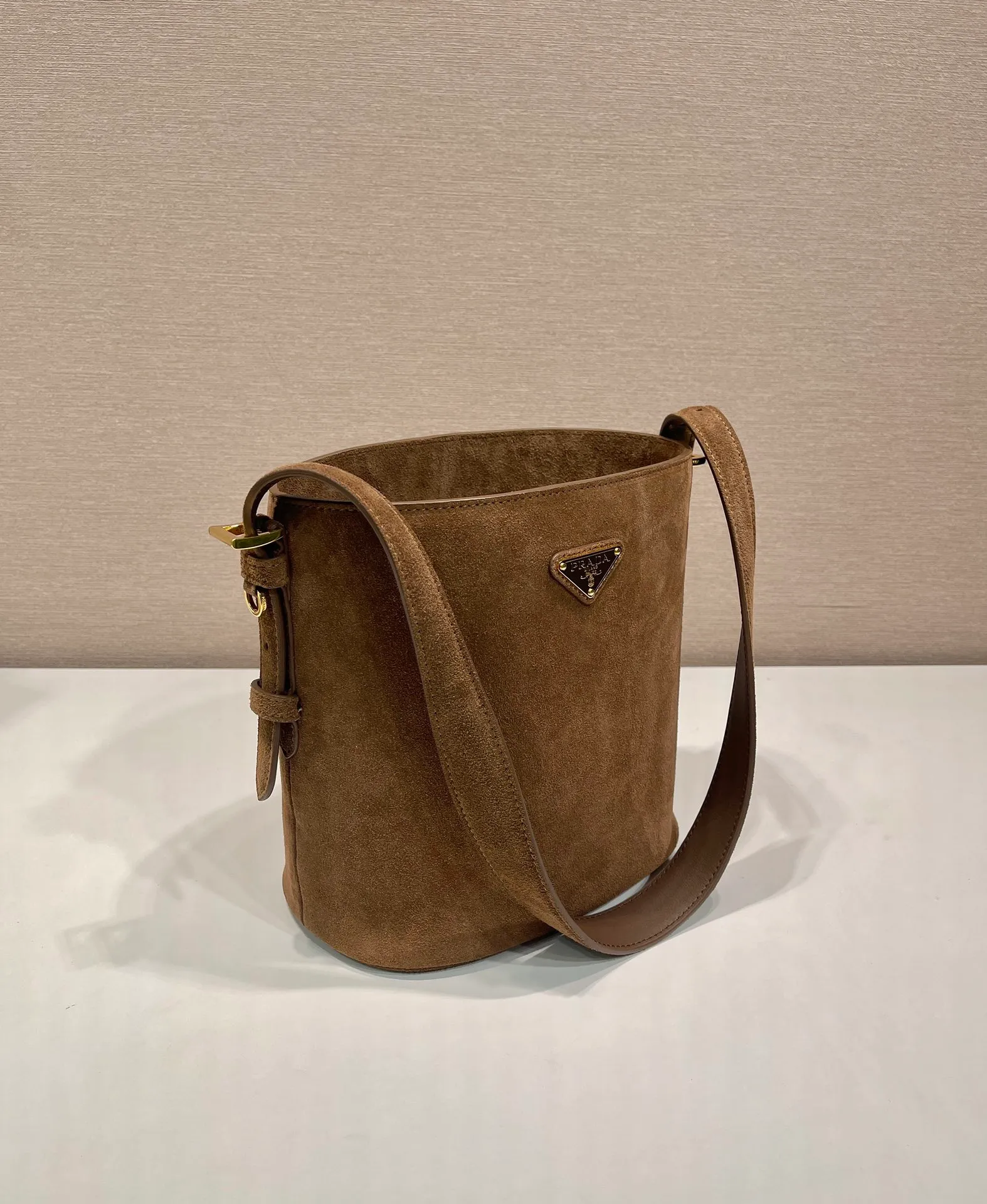 💰1440🎉New bucket bag🎉1BE078 suede leather🎉🎉 This flexible and easy-to-wear bucket bag has a minimalist design and is made of soft suede leather. The shoulder straps are adjustable and equipped with imported sheepskin inside. It has a large space and the upper body effect is fashionable. It is a must-have in winter and is worth owning👏👏👏 Length 22x Height 22x Bottom 13cm🎉🎉🎉👏👏👏