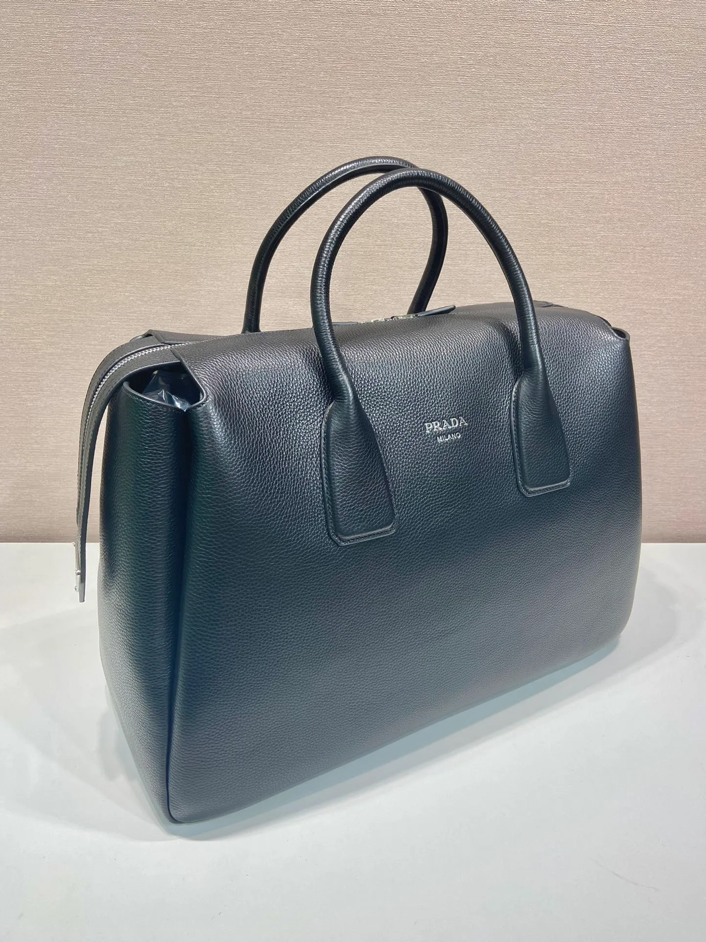 P2300🎉New travel bag🎉2VC035🎉🎉 This double handle leather travel bag is made of imported calfskin, which has a super soft feel and look. It has a hot-stamped logo on the front. Zipper closure. Internal compartment with zippered pocket. Re-Nylon recycled nylon logo lining. Enameled metal triangle logo on both sides of the zipper strap. A must-have for travel, very popular, and a popular style that will never go out of style🎉🎉 Length 50x Height 33x Bottom 19cm🎉🎉🎉💰💰💰