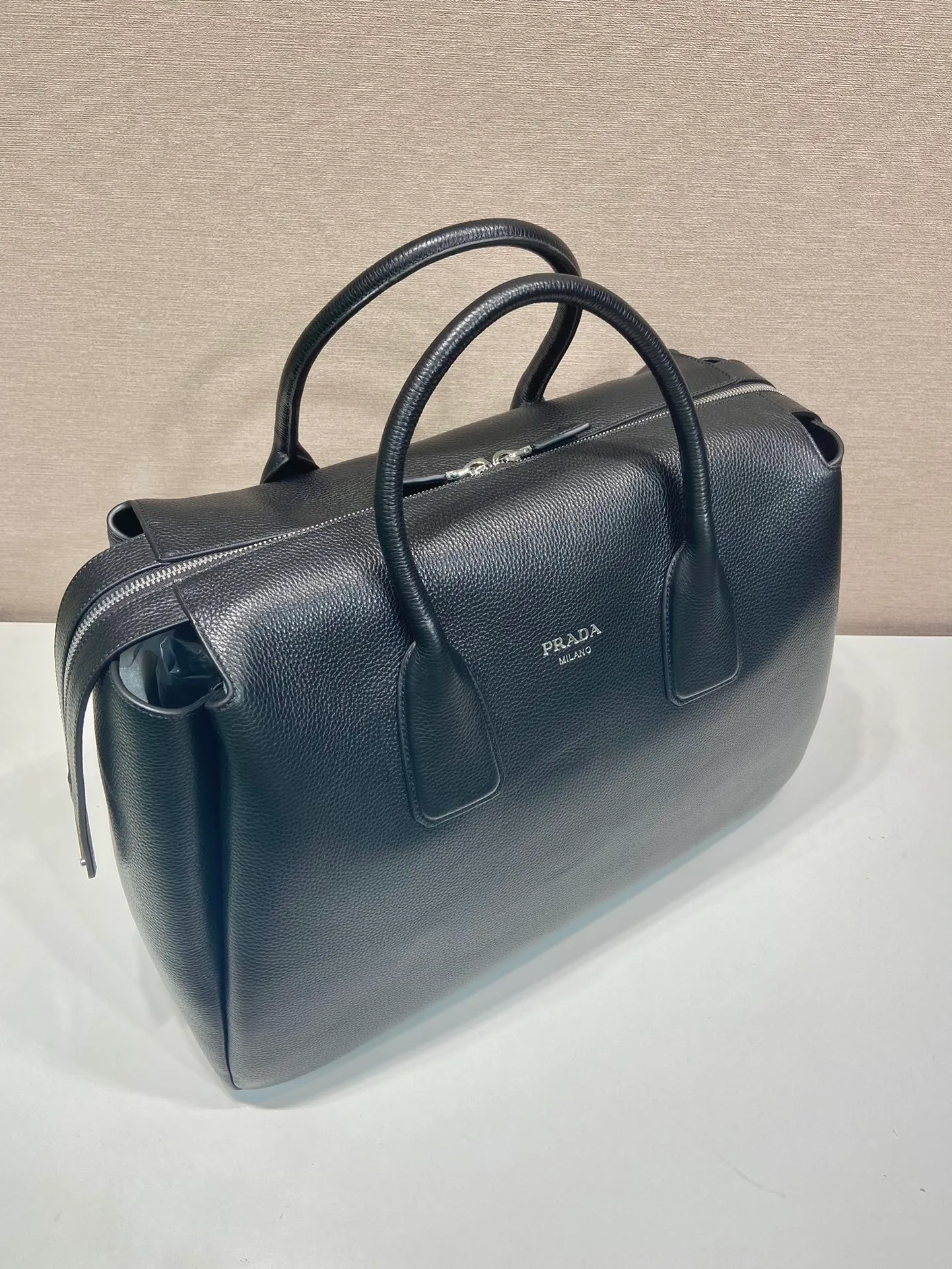 P2300🎉New travel bag🎉2VC035🎉🎉 This double handle leather travel bag is made of imported calfskin, which has a super soft feel and look. It has a hot-stamped logo on the front. Zipper closure. Internal compartment with zippered pocket. Re-Nylon recycled nylon logo lining. Enameled metal triangle logo on both sides of the zipper strap. A must-have for travel, very popular, and a popular style that will never go out of style🎉🎉 Length 50x Height 33x Bottom 19cm🎉🎉🎉💰💰💰