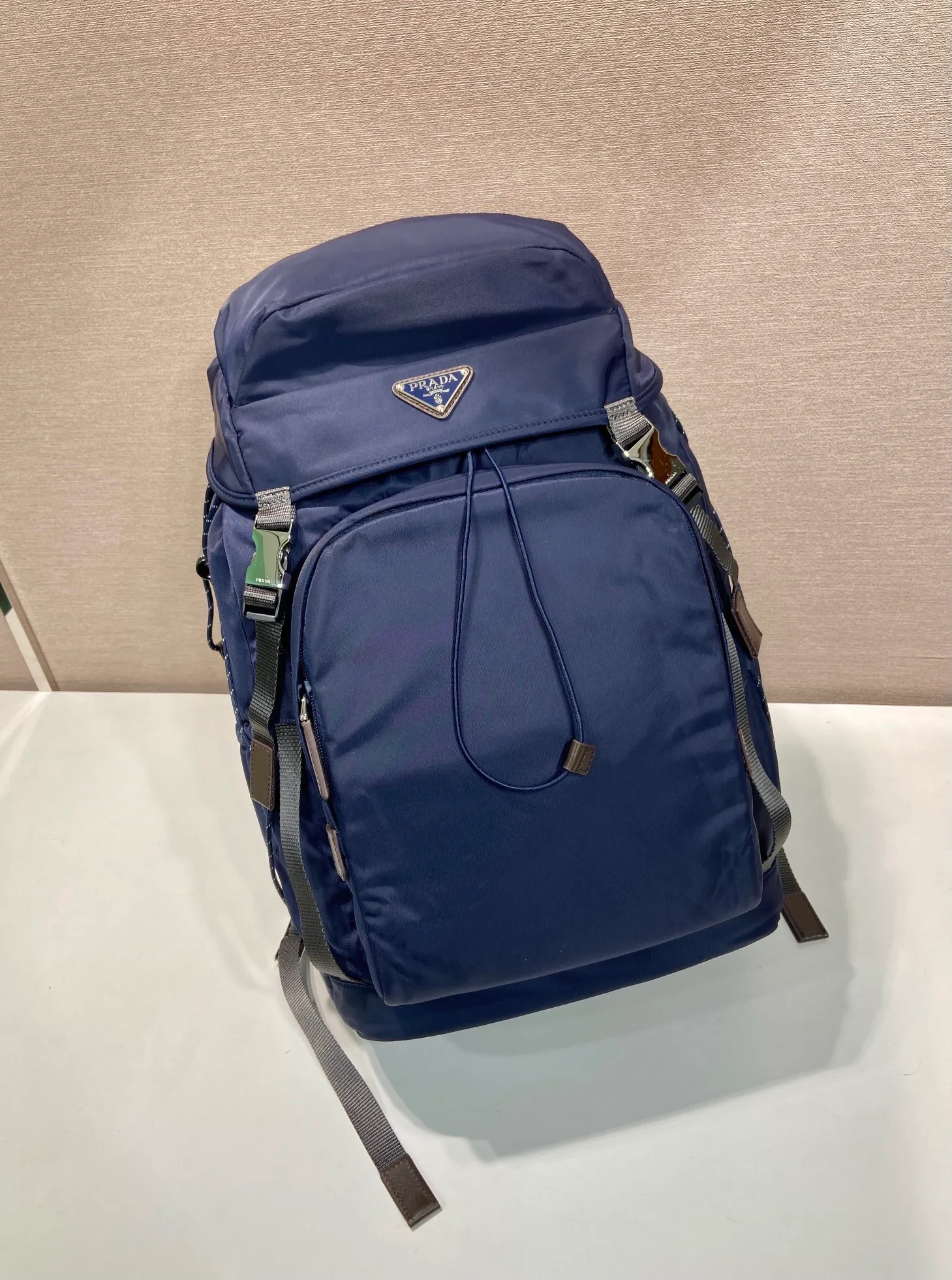 💰1760🎉New Backpack🎉🎉2VZ123 Mountaineering Bag🎉🎉 Inspired by hiking style, this Re-Nylon backpack combines urban style with outdoor elements. The roomy design features leather trim, multiple exterior and interior pockets, and a comfortable padded mesh back. Technical details combine functionality and decoration to complete the modern, sporty accessory. Equipped with adjustable trim details, leather handle, drawstring at the pocket, flap and side buckle fastening, four outer zipper pockets and two drawstring bottle pockets, internal zipper pockets and double patch pockets. The upper body effect is very cool, and it is another timeless hot style🎉🎉Hurry up and get it🎉🎉 Length 28x Height 46x Bottom 22cm🎉🎉🎉💰💰💰