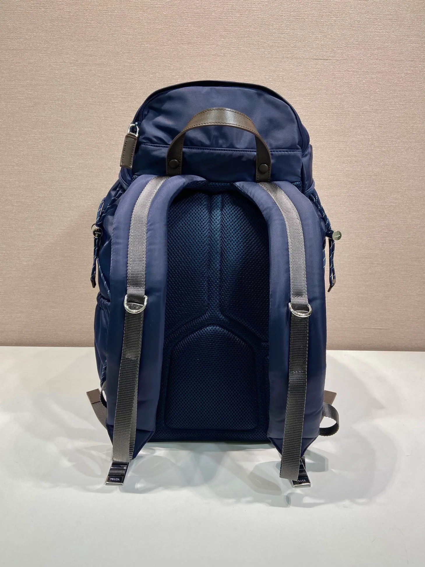 💰1760🎉New Backpack🎉🎉2VZ123 Mountaineering Bag🎉🎉 Inspired by hiking style, this Re-Nylon backpack combines urban style with outdoor elements. The roomy design features leather trim, multiple exterior and interior pockets, and a comfortable padded mesh back. Technical details combine functionality and decoration to complete the modern, sporty accessory. Equipped with adjustable trim details, leather handle, drawstring at the pocket, flap and side buckle fastening, four outer zipper pockets and two drawstring bottle pockets, internal zipper pockets and double patch pockets. The upper body effect is very cool, and it is another timeless hot style🎉🎉Hurry up and get it🎉🎉 Length 28x Height 46x Bottom 22cm🎉🎉🎉💰💰💰