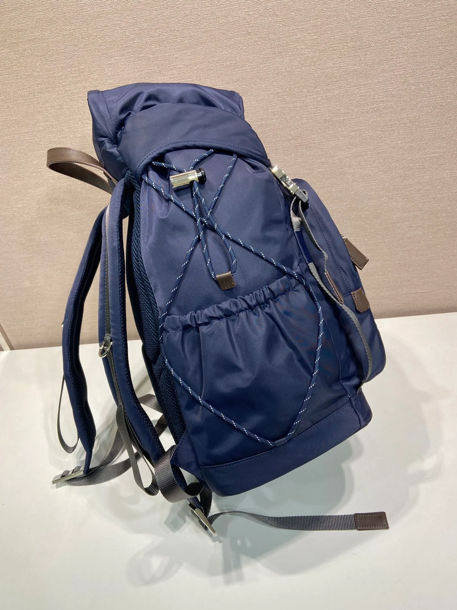 💰1760🎉New Backpack🎉🎉2VZ123 Mountaineering Bag🎉🎉 Inspired by hiking style, this Re-Nylon backpack combines urban style with outdoor elements. The roomy design features leather trim, multiple exterior and interior pockets, and a comfortable padded mesh back. Technical details combine functionality and decoration to complete the modern, sporty accessory. Equipped with adjustable trim details, leather handle, drawstring at the pocket, flap and side buckle fastening, four outer zipper pockets and two drawstring bottle pockets, internal zipper pockets and double patch pockets. The upper body effect is very cool, and it is another timeless hot style🎉🎉Hurry up and get it🎉🎉 Length 28x Height 46x Bottom 22cm🎉🎉🎉💰💰💰