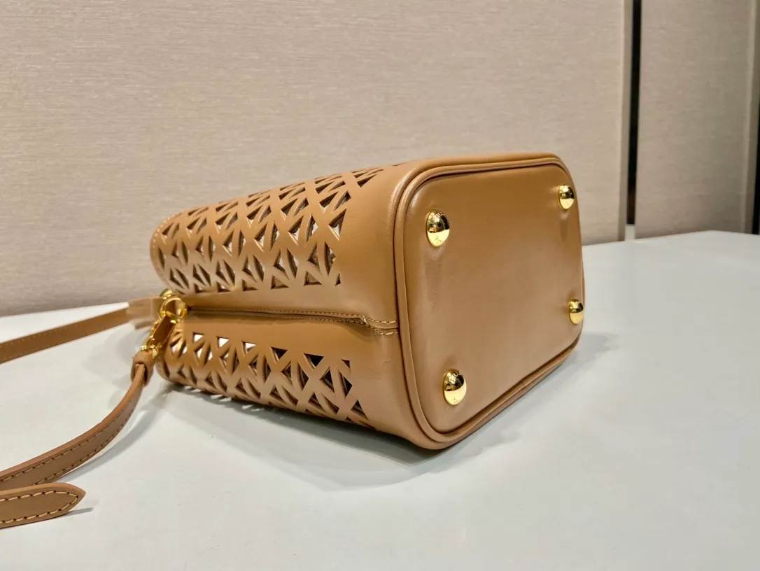 💰1640🎉Skeleton Bucket Bag🎉1BA217 Skeleton🎉🎉 This hollow bucket bag transforms the classic triangle into a modernist geometric pattern, injecting vitality into the elegant design. It has a compact shape and a detachable shoulder strap, suitable for hand or shoulder carry. It is made of laser-cut patterned leather, adding a touch of summer lightness and unique style. Sophisticated and elegant, it features a leather plaque and enameled metal triangle logo. The upper body effect is very fashionable and elegant, worth owning🎉🎉 Length 17x Height 18x ​​Bottom 10.5cm