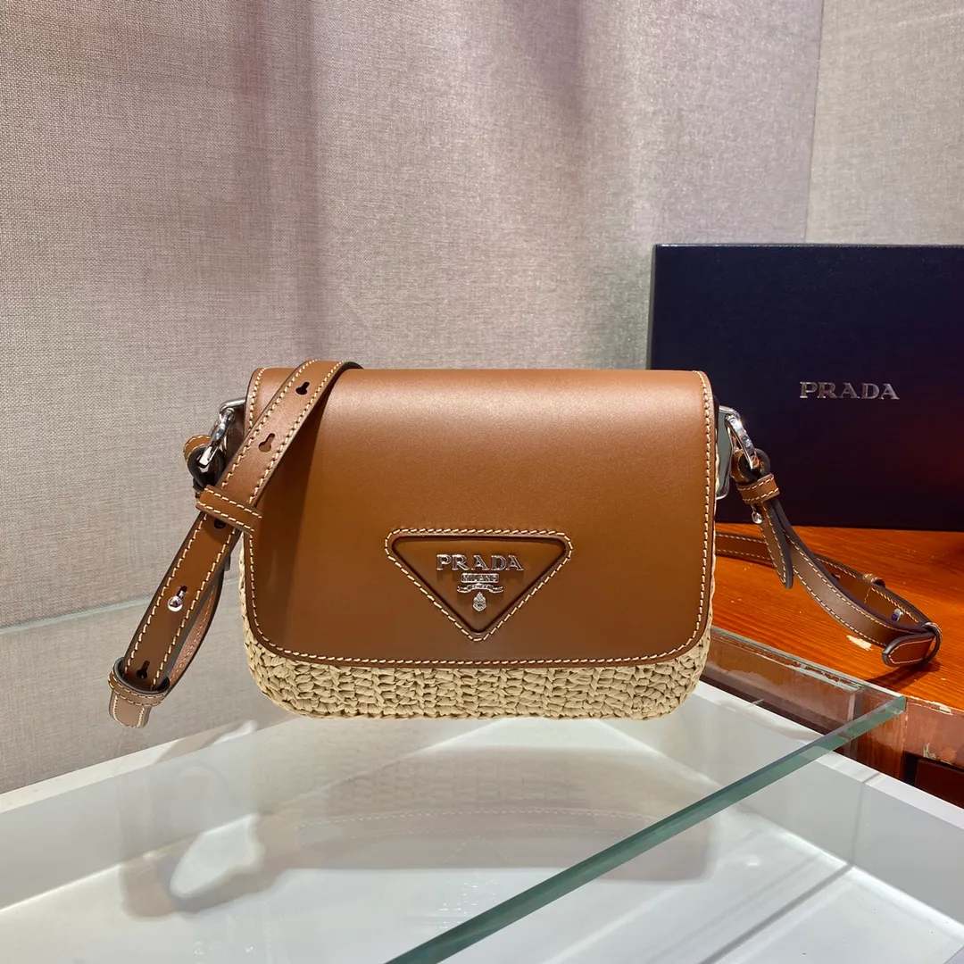 💰1640🎉Hot-selling straw bag🎉Made of high-end, fashionable and exquisite handmade bamboo weaving and imported cowhide leather👏👏Full of artistic flavor~Classic and retro, cowhide clamshell design, adjustable long shoulder strap, fashionable and modern noble charm😘😘An item that you can’t go wrong with daily wear with private clothes, natural style design As if you can breathe🙊🙊Lightweight/large space👍👍, cute appearance😘😘A popular straw style that will never go out of style, babies, hurry up and get it, it’s so beautiful🙊🙊 1BD243 length 20x height 15x bottom 6.5cm