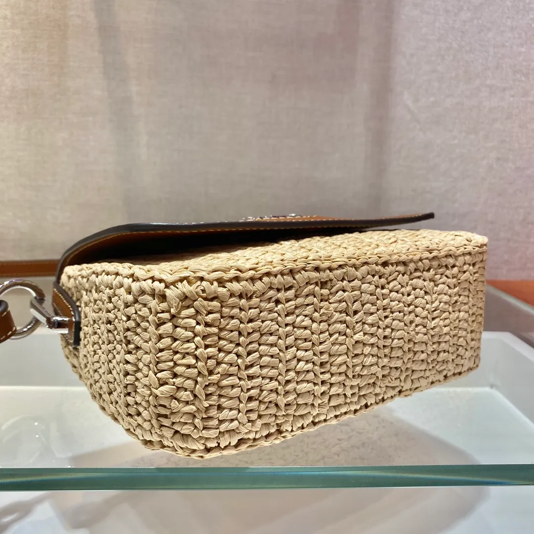 💰1640🎉Hot-selling straw bag🎉Made of high-end, fashionable and exquisite handmade bamboo weaving and imported cowhide leather👏👏Full of artistic flavor~Classic and retro, cowhide clamshell design, adjustable long shoulder strap, fashionable and modern noble charm😘😘An item that you can’t go wrong with daily wear with private clothes, natural style design As if you can breathe🙊🙊Lightweight/large space👍👍, cute appearance😘😘A popular straw style that will never go out of style, babies, hurry up and get it, it’s so beautiful🙊🙊 1BD243 length 20x height 15x bottom 6.5cm