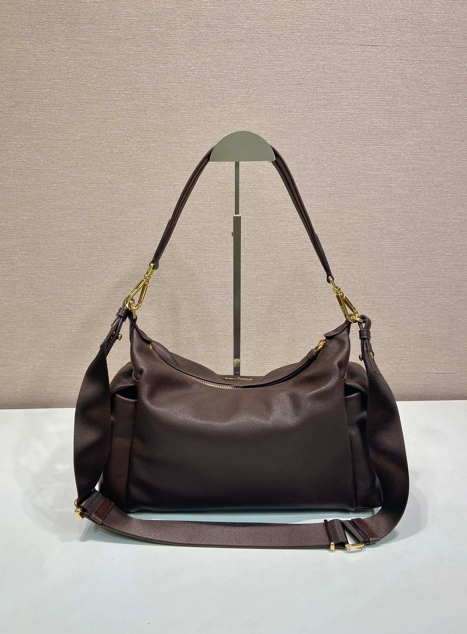 💰1700🎉New Sheepskin🎉1BC264 Discovery Bag🎉🎉 This Discovery Bag is made of imported vegetable soft sheepskin, with a soft outline and multiple pockets. Lightweight and practical, the Re-Nylon emphasizes the design's versatile style, while leather details and signature accents reflect the P family's handcrafted heritage. It comes with 2 removable, adjustable shoulder straps. The capacity is large and the upper body effect is very fashionable. Another hit that will never go out of style. Worth having! 🎉🎉 Length 32x Height 22x Bottom 11.5cm🎉🎉🎉💰💰💰