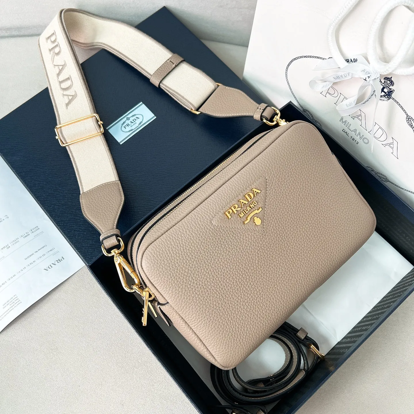 💰1700✨New product launch✨The latest pebbled shoulder bag with double zipper 1BH082 is carefully made of soft textured pebbled calfskin. The bag has a rounded and soft silhouette. Multi-functional detachable embroidered shoulder straps and leather shoulder straps. Double zipper compartments for more convenient storage. Outstanding and elegant style. Can be carried in hand, on one shoulder or crossbody. A handbag that perfectly blends classic heritage with the trend of the times. A must-have for fairies. Size 22*14.5*8.5cm