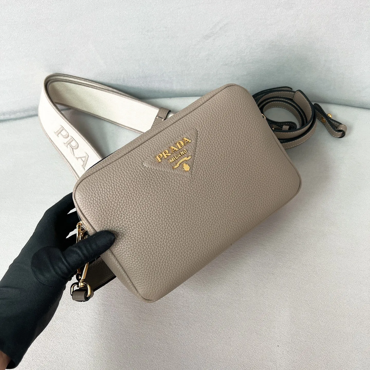 💰1700✨New product launch✨The latest pebbled shoulder bag with double zipper 1BH082 is carefully made of soft textured pebbled calfskin. The bag has a rounded and soft silhouette. Multi-functional detachable embroidered shoulder straps and leather shoulder straps. Double zipper compartments for more convenient storage. Outstanding and elegant style. Can be carried in hand, on one shoulder or crossbody. A handbag that perfectly blends classic heritage with the trend of the times. A must-have for fairies. Size 22*14.5*8.5cm