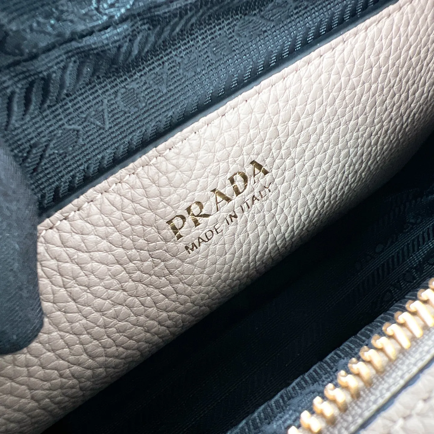 💰1700✨New product launch✨The latest pebbled shoulder bag with double zipper 1BH082 is carefully made of soft textured pebbled calfskin. The bag has a rounded and soft silhouette. Multi-functional detachable embroidered shoulder straps and leather shoulder straps. Double zipper compartments for more convenient storage. Outstanding and elegant style. Can be carried in hand, on one shoulder or crossbody. A handbag that perfectly blends classic heritage with the trend of the times. A must-have for fairies. Size 22*14.5*8.5cm