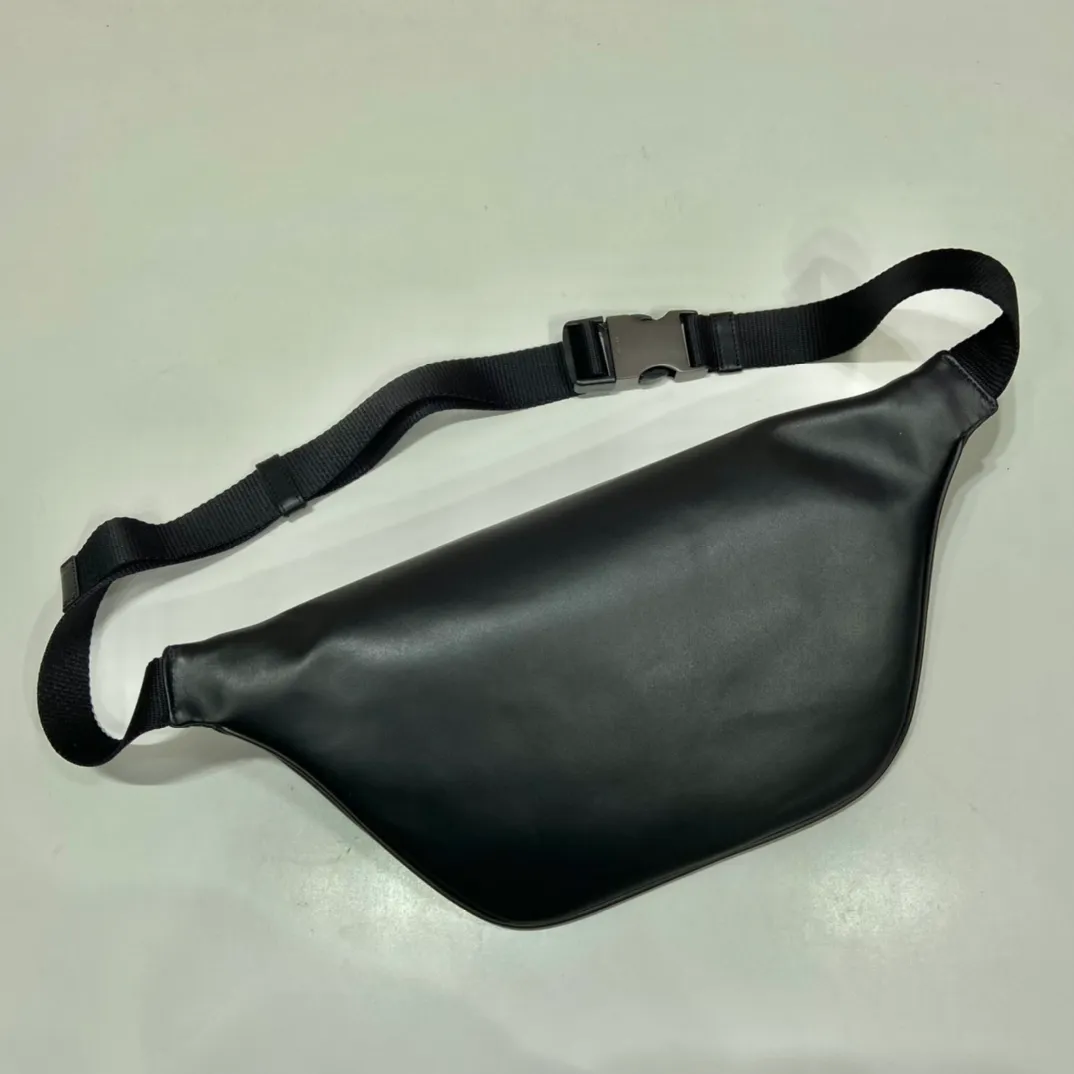 💰1060🎉New full leather waist bag🎉2VL033 calfskin - waist bag/chest bag🎉 This waist bag design is not only practical but also enhances the overall design , allowing the body proportions to be easily elevated, the bag can be placed wherever the waist is, and it can be used as a chest bag or a crossbody bag👍👍It can be matched with different clothes in daily life, and the upper body shape is very good😘Simple/lightweight/fashionable😘😘 Unisex style for men and women🙊It is also a waist bag/chest bag that will never go out of style👏👏 Length 33x Height 24x Bottom 13cm🎉🎉🎉👏👏👏