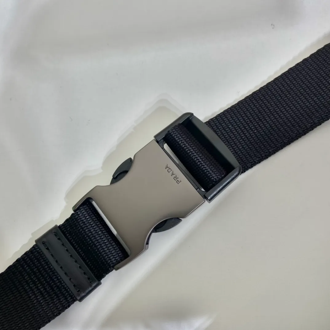 💰1060🎉New full leather waist bag🎉2VL033 calfskin - waist bag/chest bag🎉 This waist bag design is not only practical but also enhances the overall design , allowing the body proportions to be easily elevated, the bag can be placed wherever the waist is, and it can be used as a chest bag or a crossbody bag👍👍It can be matched with different clothes in daily life, and the upper body shape is very good😘Simple/lightweight/fashionable😘😘 Unisex style for men and women🙊It is also a waist bag/chest bag that will never go out of style👏👏 Length 33x Height 24x Bottom 13cm🎉🎉🎉👏👏👏
