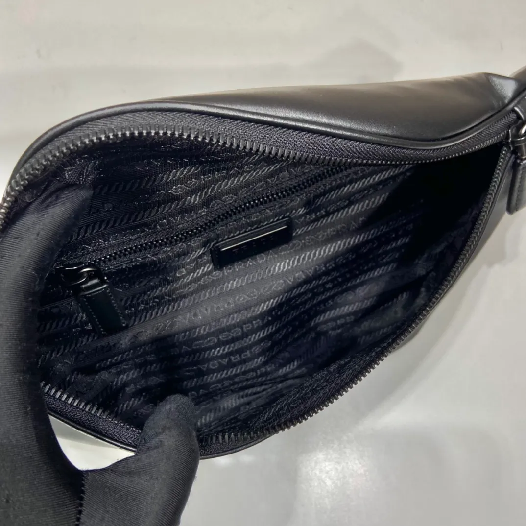 💰1060🎉New full leather waist bag🎉2VL033 calfskin - waist bag/chest bag🎉 This waist bag design is not only practical but also enhances the overall design , allowing the body proportions to be easily elevated, the bag can be placed wherever the waist is, and it can be used as a chest bag or a crossbody bag👍👍It can be matched with different clothes in daily life, and the upper body shape is very good😘Simple/lightweight/fashionable😘😘 Unisex style for men and women🙊It is also a waist bag/chest bag that will never go out of style👏👏 Length 33x Height 24x Bottom 13cm🎉🎉🎉👏👏👏