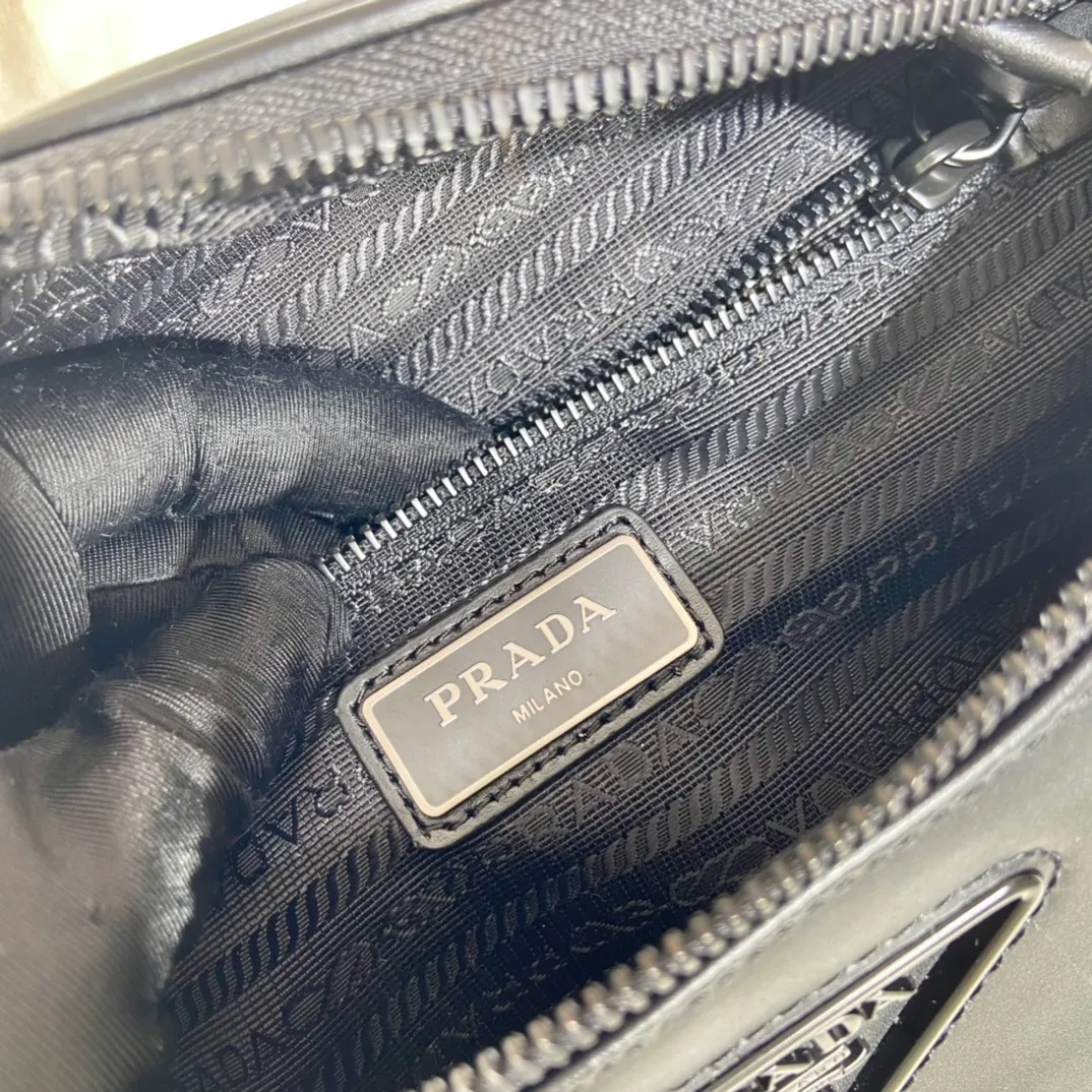 💰1060🎉New full leather waist bag🎉2VL033 calfskin - waist bag/chest bag🎉 This waist bag design is not only practical but also enhances the overall design , allowing the body proportions to be easily elevated, the bag can be placed wherever the waist is, and it can be used as a chest bag or a crossbody bag👍👍It can be matched with different clothes in daily life, and the upper body shape is very good😘Simple/lightweight/fashionable😘😘 Unisex style for men and women🙊It is also a waist bag/chest bag that will never go out of style👏👏 Length 33x Height 24x Bottom 13cm🎉🎉🎉👏👏👏