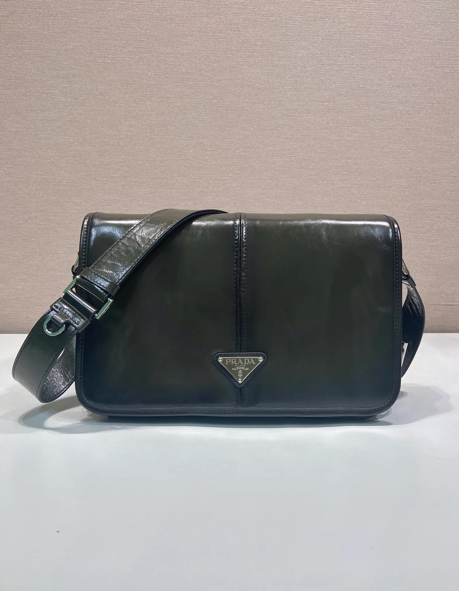 💰1700🎉New oil wax bag🎉2VD073 messenger bag🎉🎉 This shoulder bag is carefully made of soft and aged shiny oil wax leather. It has a unique streamlined silhouette and is decorated with a unique triangle logo. It is fashionable and versatile. Flip cover design, adjustable leather shoulder strap, another popular style that will never go out of style, handsome guys, hurry up and get it🎉🎉 Length 30x Height 20x Bottom 11cm🎉🎉🎉👏👏👏