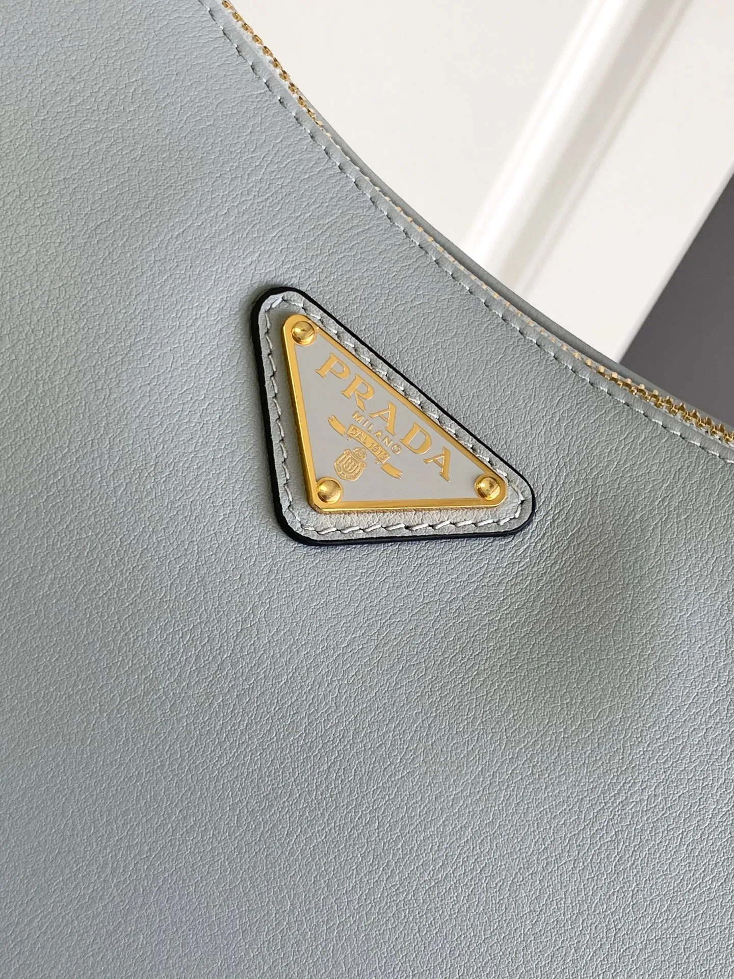 💰1760, new color✨✨ 🎉New Aimee underarm bag🎉🎉🎉This leather Hobo underarm bag has a simple design. It is made of imported calfskin, with a metal triangle enamel logo on the front. It is equipped with a detachable leather shoulder strap. The leather is delicate and soft, practical, lightweight and has a large capacity. ﻿﻿﻿High-end and versatile, another fashion hit. Hurry up and get it, it’s so beautiful👏👏 Model: 1BC228 Size: 39x24x12cm