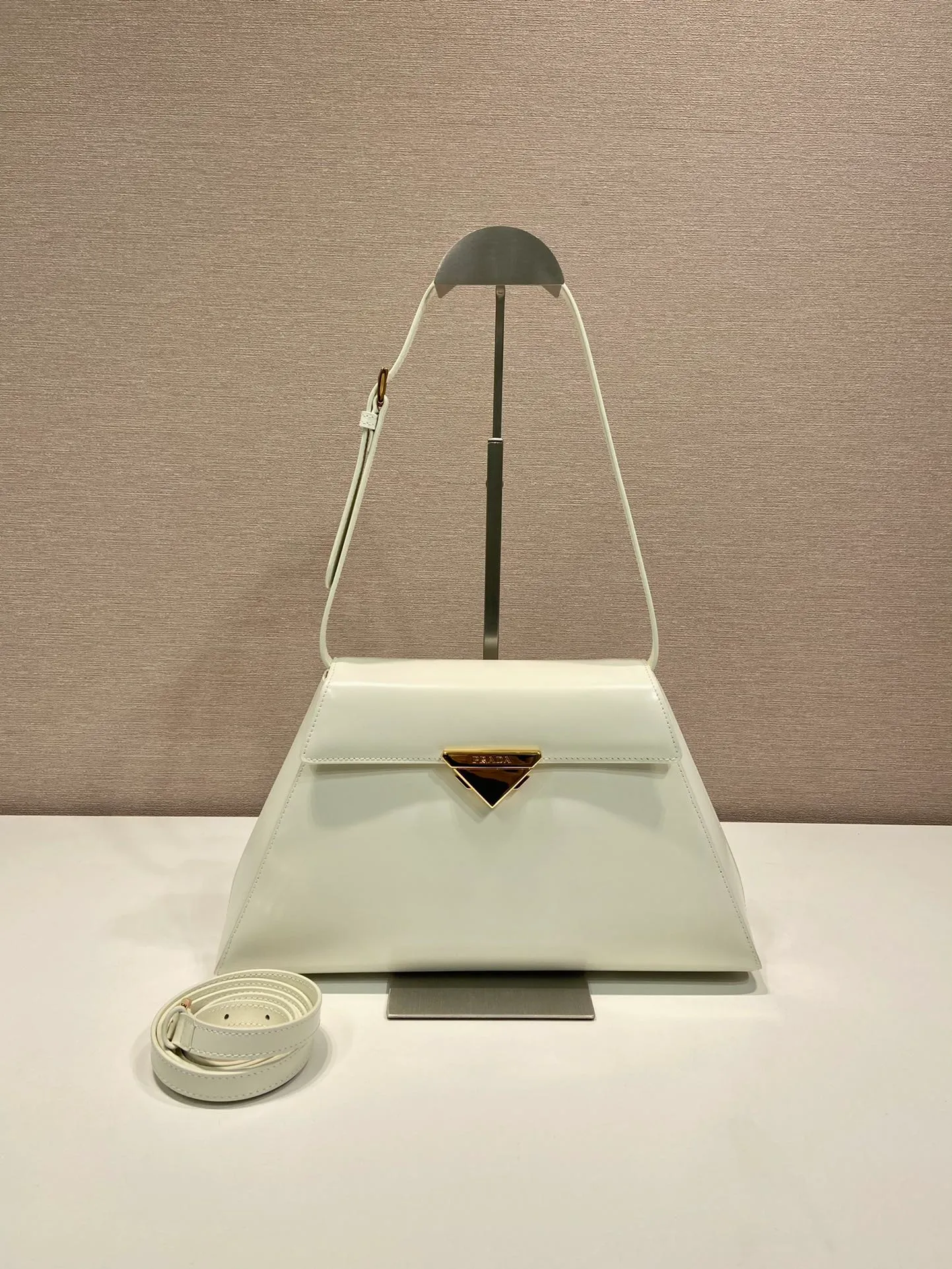 💰1760🎉Catway style🎉1BD342 new model🎉🎉 This catwalk style is made of imported shiny calfskin with sheepskin inside. The trapezoidal design is full of artistic sense. It is equipped with two detachable shoulder straps, long and short. The front panel is equipped with an engraved micro-label lock/flap design. It can be exchanged and matched for different occasions and different clothing. Large capacity space. The upper body effect is great, if you like babies, hurry up and get it🎉🎉 Length 34x Height 19x Bottom 8cm