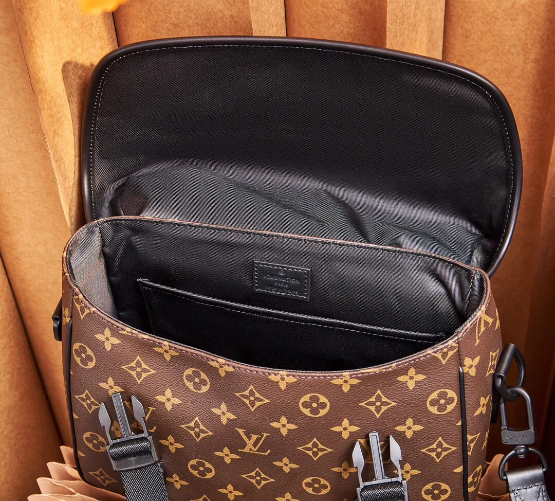 P¥900👉nfc dynamic chip version👈【Top inspection-free all-steel hardware】This lv trail messenger bag draws inspiration from brand elements. It integrates the classic monogram macassar canvas with a logo shoulder strap and a hard-case style quick-release buckle, which can be changed at will. Plenty of space to store personal items. monogram macassar coated canvas - cowhide leather trim - fabric lining - metal hardware - flap with quick-release buckle - spacious main compartment - interior pocket - shoulder strap: removable and adjustable! ! Model: m46972; Size: 31x22x11cm
