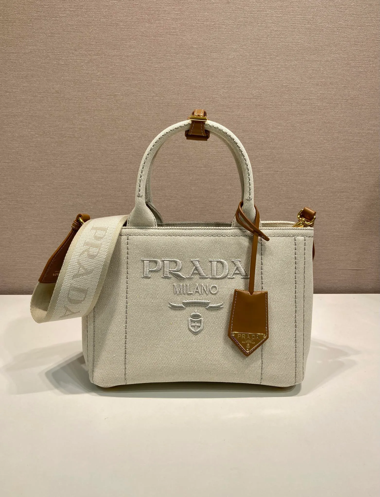 💰1160🎉New handbag🎉1BG464 small🎉🎉 This mini handbag is inspired by the timeless elements of nautical style and reinterprets the classic style. Made of cotton canvas with leather trim for a sophisticated and versatile look. Canvas handle, detachable and adjustable logo-printed woven shoulder strap, detachable leather keychain, can be carried by hand or on the shoulder, large capacity, so beautiful, another timeless and popular item🎉🎉worth owning🎉🎉 Length 26x Height 19x Bottom 15cm🎉🎉🎉💰💰💰