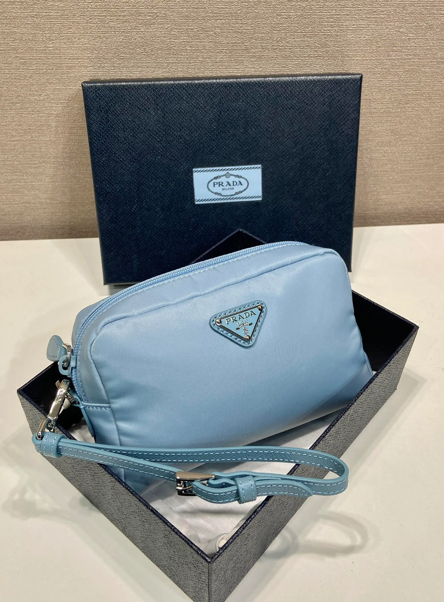 💰520🎉New clutch bag🎉1NS021 large size🎉🎉 This clutch bag is made of imported innovative Re-Nylon recycled nylon fabric. The iconic triangular logo in enameled metal accents the clean lines. The bag opens to reveal a zippered inner pocket. Detachable leather wristband, large capacity, no problem with daily essentials for going out😘😘The large handbag you have been dreaming about has arrived, babies, hurry up and get it🎉🎉 Length 17x Height 11x Bottom 5.5cm🎉🎉🎉😘😘😘