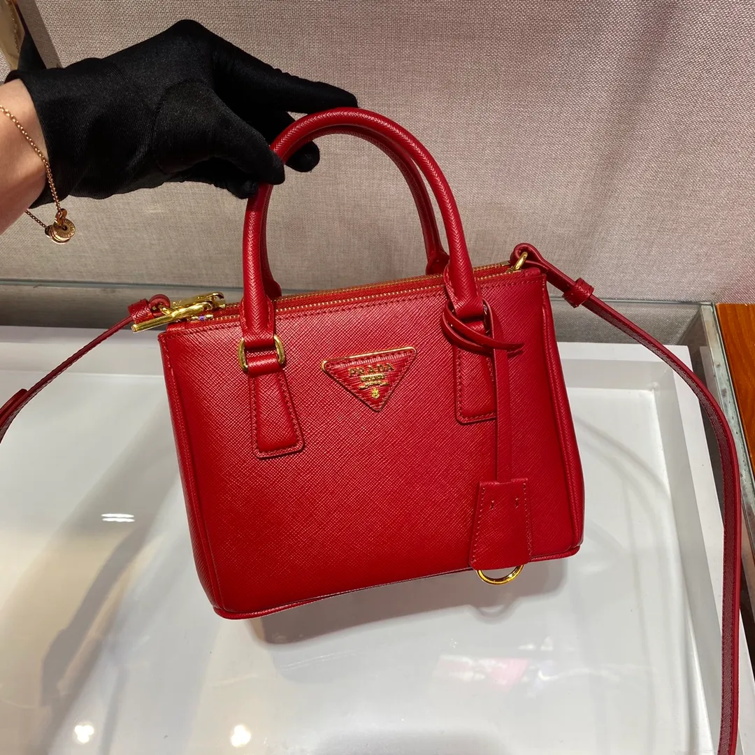 💰1700🎉Mini killer🎉1BA906, this Galleria handbag is made of iconic Saffiano leather, equipped with a detachable shoulder strap, top brushed hardware👍👍 It is a chic interpretation of classic and timeless elegance. For beauties in the current era of fashionable small bags. It’s worth owning, it can be used easily for girls’ daily travel📱💄🚗🔑, it has a large capacity, is beautiful and practical🙊🙊It is a bag that will never go out of style anytime you use it😘😘Hurry up and get it👏👏 Length 20x Height 15x Bottom 9.5cm